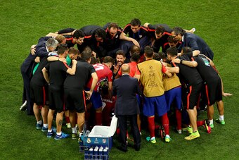 MILAN, ITALY - MAY 28:  Head coach Diego Simeone of Atletico Madrid talks to his players prior to the extra time during the UEFA Champions League Final match between Real Madrid and Club Atletico de Madrid at Stadio Giuseppe Meazza on May 28, 2016 in Mila