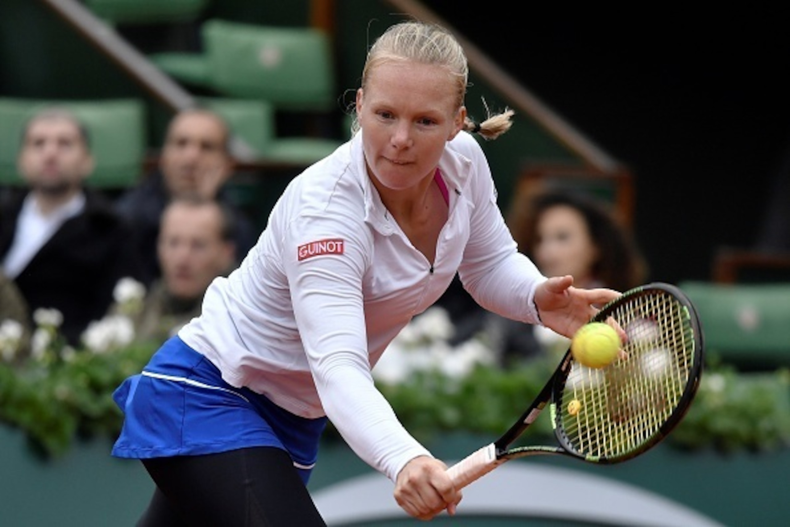 Netherlands' Kiki Bertens returns the ball to US player Serena Williams during their women's semi-final match at the Roland Garros 2016 French Tennis Open in Paris on June 3, 2016. / AFP / PHILIPPE LOPEZ        (Photo credit should read PHILIPPE LOPEZ/AFP