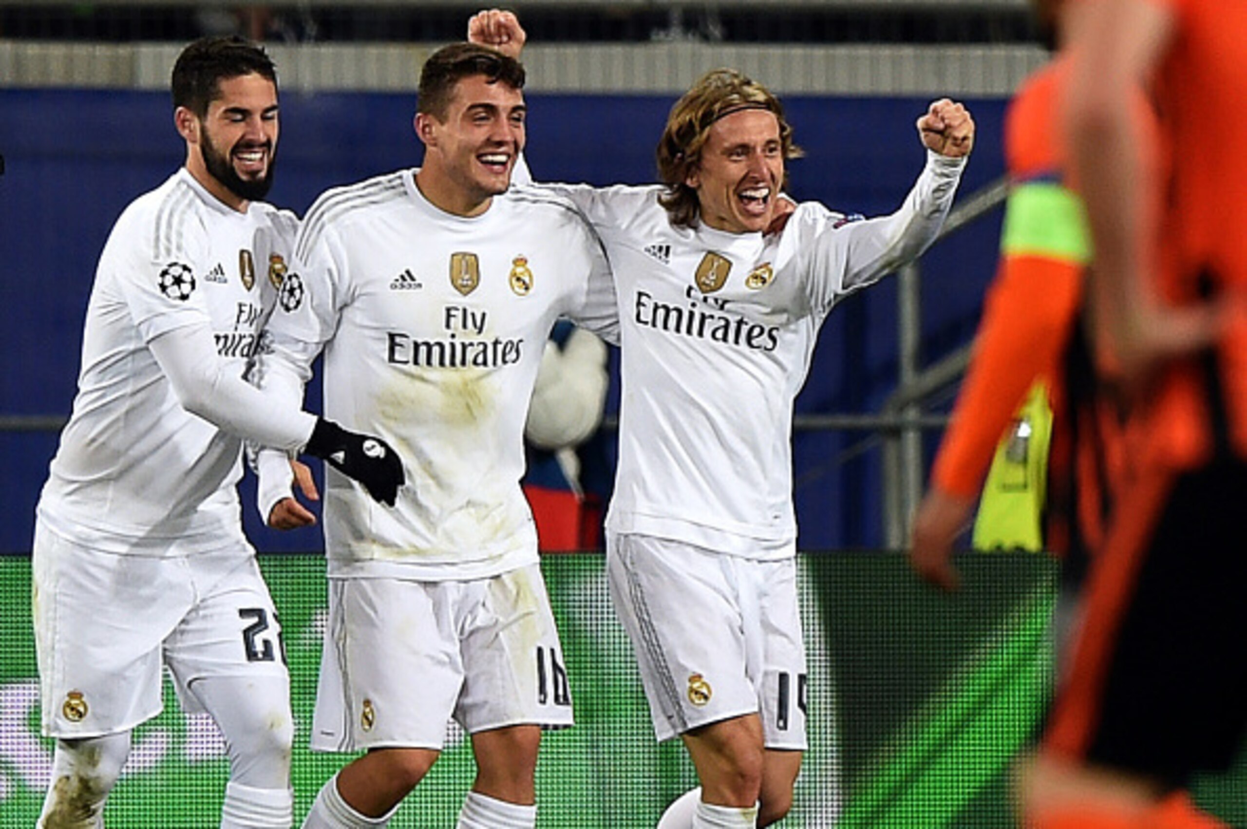 Real Madrid's Croatian midfielder Luka Modric (R) celebrates with his teammates Real Madrid's Spanish midfielder Isco (L) and Real Madrid's Croatian midfielder Mateo Kovacic after he scored a goal during the UEFA Champions League group A football match be
