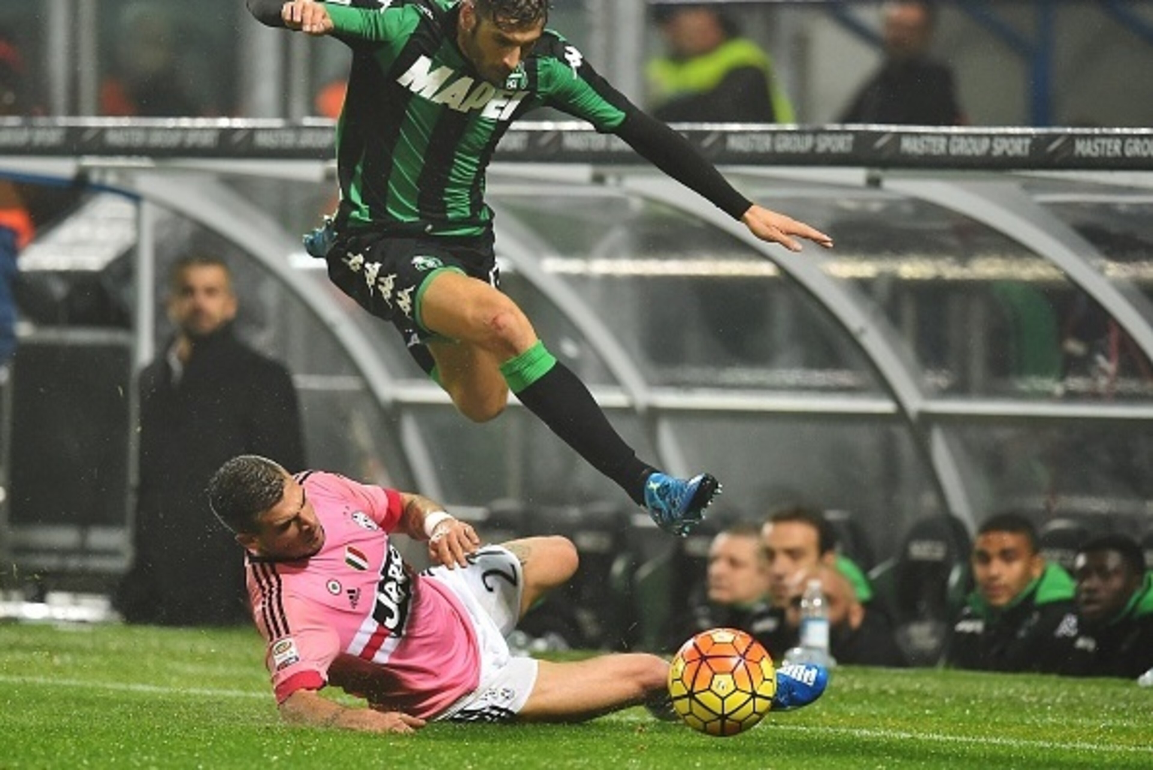 Sassuolo's midfielder from Italy Simone Missiroli (up) fights for the ball with Juventus' midfielder from Italy Stefano Sturaro during the Italian Serie A football match Sassuolo vs Juventus at Mapei stadium in Reggio Emilia on October 28, 2015.    AFP PH