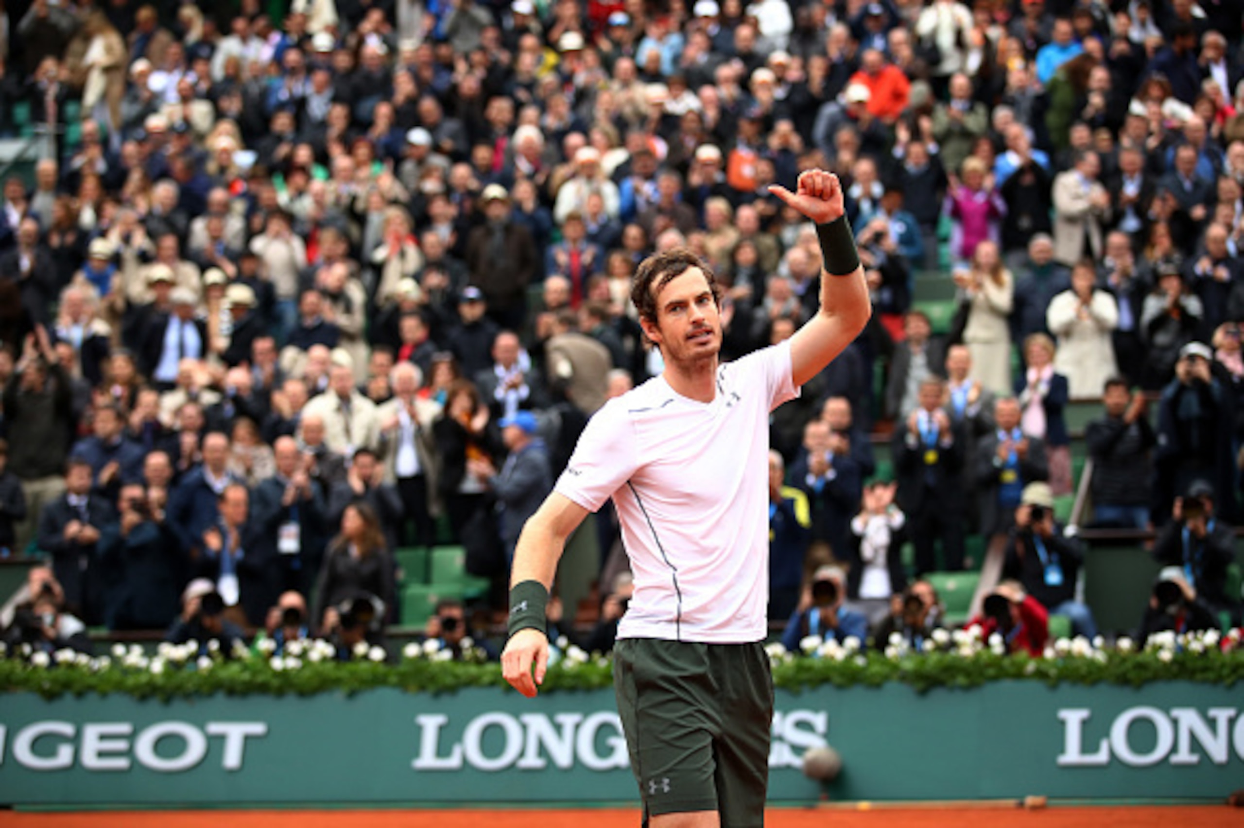 PARIS, FRANCE - JUNE 03:  Andy Murray of Great Britain celebrates victory during the Men's Singles semi final match against Stan Wawrinka of Switzerland on day thirteen of the 2016 French Open at Roland Garros on June 3, 2016 in Paris, France.  (Photo by 