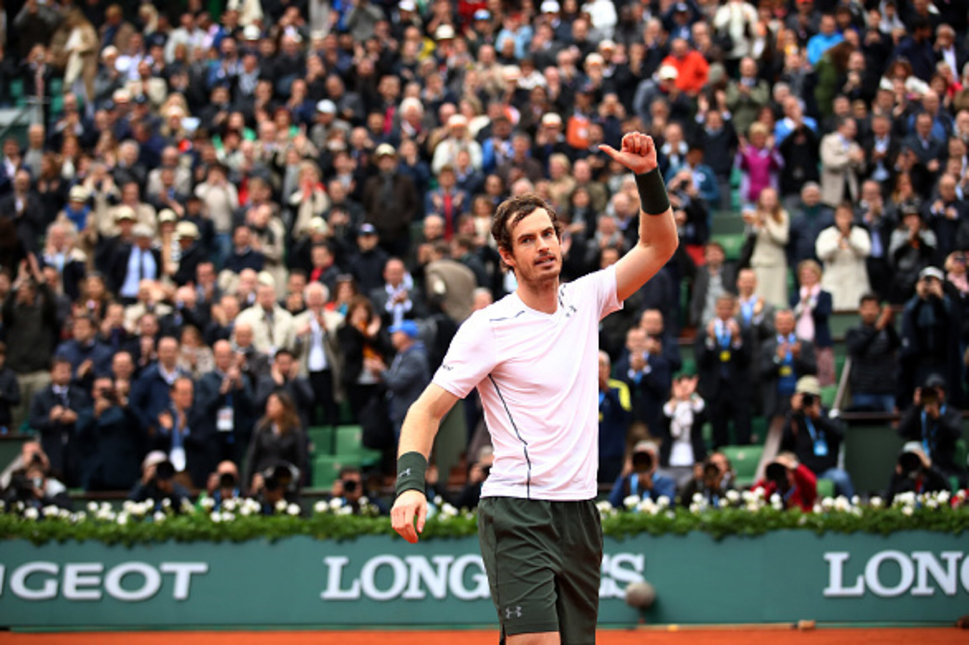 PARIS, FRANCE - JUNE 03:  Andy Murray of Great Britain celebrates victory during the Men's Singles semi final match against Stan Wawrinka of Switzerland on day thirteen of the 2016 French Open at Roland Garros on June 3, 2016 in Paris, France.  (Photo by 