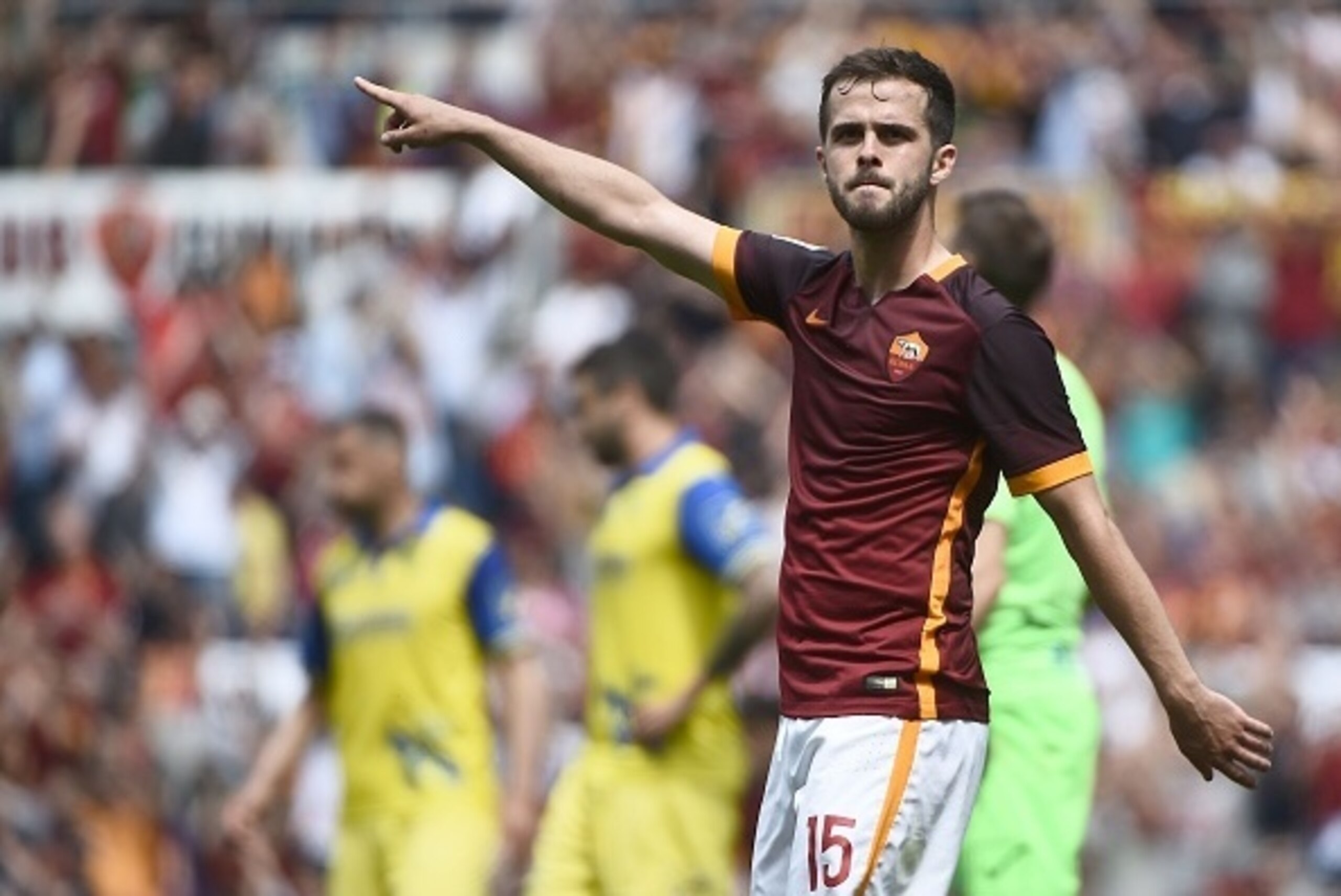 Roma's midfielder from Bosnia-Herzegovina Miralem Pjanic celebrates after scoring during the Italian Serie A football match Roma vs Chievo at the Olympic Stadium in Rome on May 8, 2016. / AFP / FILIPPO MONTEFORTE        (Photo credit should read FILIPPO M