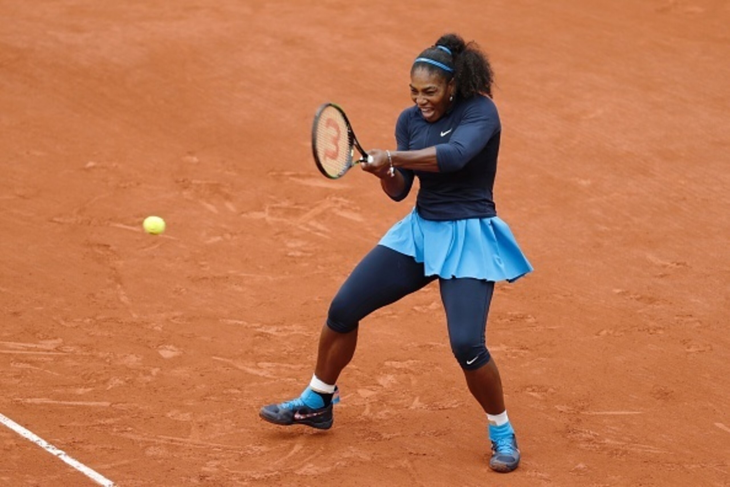 The US's Serena Williams returns the ball to Spain's Garbine Muguruza during their women's final match at the Roland Garros 2016 French Tennis Open in Paris on June 4, 2016. / AFP / Thomas SAMSON (Photo credit should read THOMAS SAMSON/AFP/Getty Im The US's Serena Williams returns the ball to Spain's Garbine Muguruza during their women's final match at the Roland Garros 2016 French Tennis Open in Paris on June 4, 2016. / AFP / Thomas SAMSON (Photo credit should read THOMAS SAMSON/AFP/Getty Im