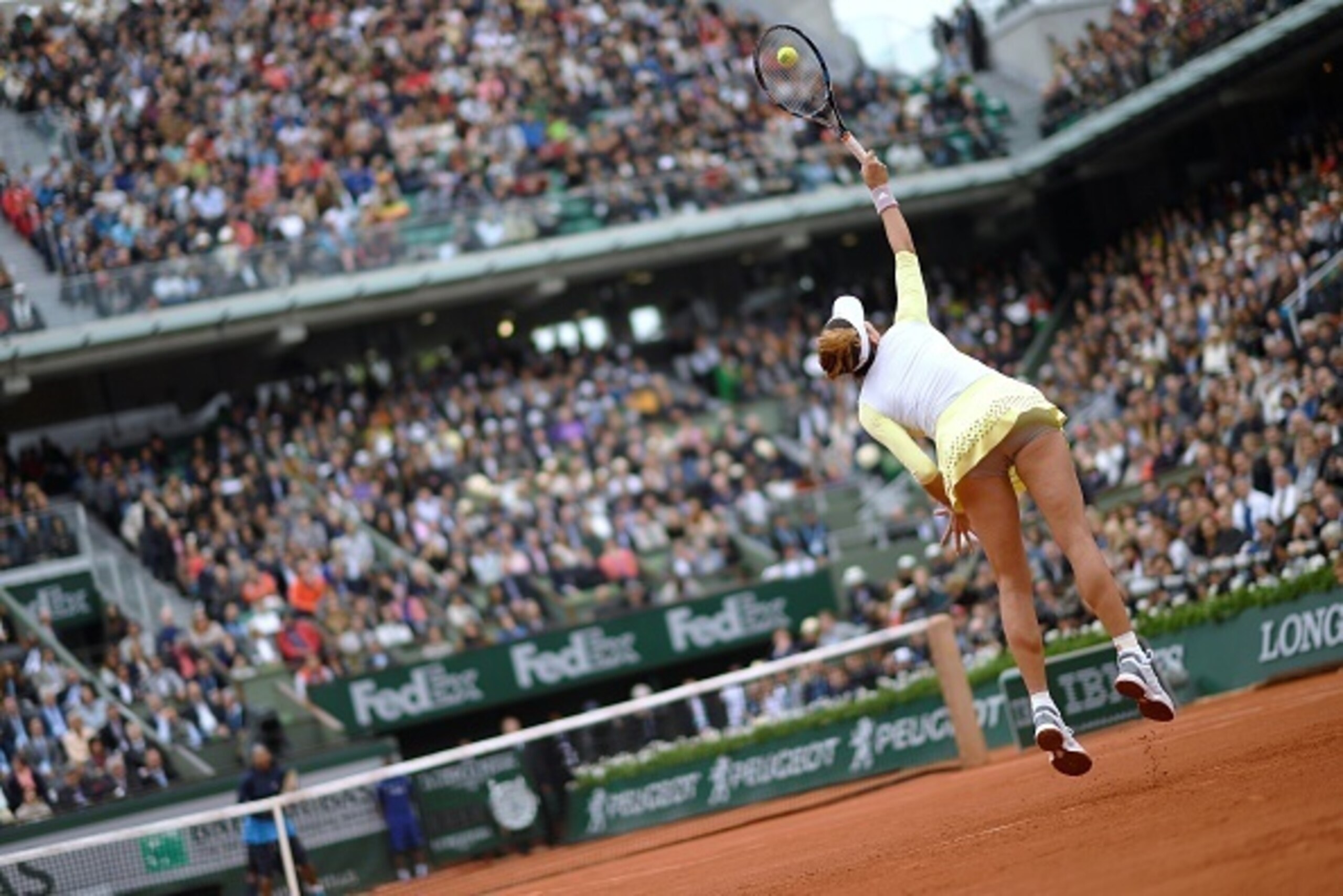 Spain's Garbine Muguruza serves the ball to US player Serena Williams during their women's final match at the Roland Garros 2016 French Tennis Open in Paris on June 4, 2016. / AFP / MARTIN BUREAU (Photo credit should read MARTIN BUREAU/AFP/Getty Im Spain's Garbine Muguruza serves the ball to US player Serena Williams during their women's final match at the Roland Garros 2016 French Tennis Open in Paris on June 4, 2016. / AFP / MARTIN BUREAU (Photo credit should read MARTIN BUREAU/AFP/Getty Im