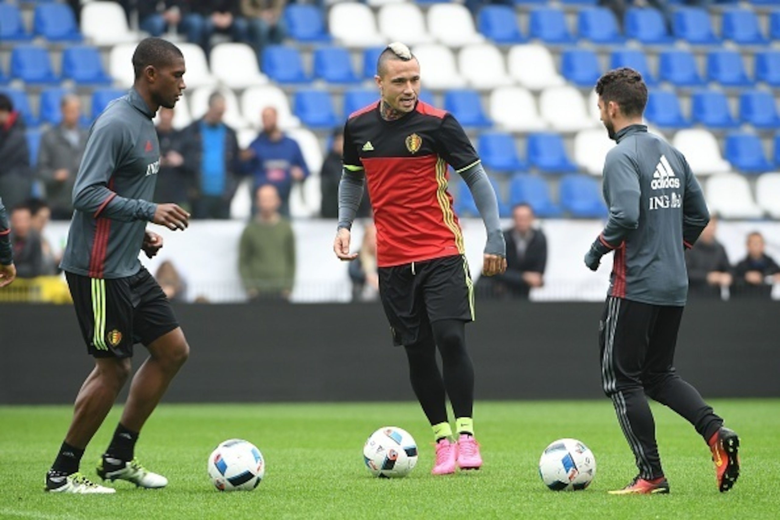 Belgium football players (L-R) Christian Kabasele, Radja Nainggolan and Dries Mertens take part in a training session ahead of the upcoming Euro 2016 UEFA European Championship, in Genk, on June 2, 2016.  / AFP / EMMANUEL DUNAND        (Photo credit shoul