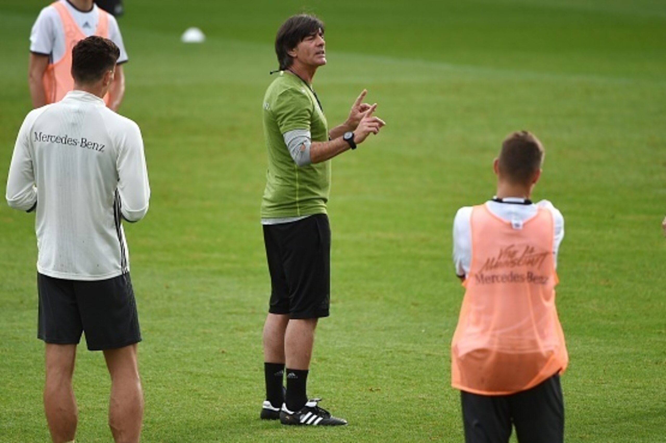 Germany's head coach Joachim Loew speaks to players during a training session on May 31, 2016 in Ascona as part of the team's preparation for the upcoming Euro 2016 European football championships. / AFP / PATRIK STOLLARZ        (Photo credit should read 