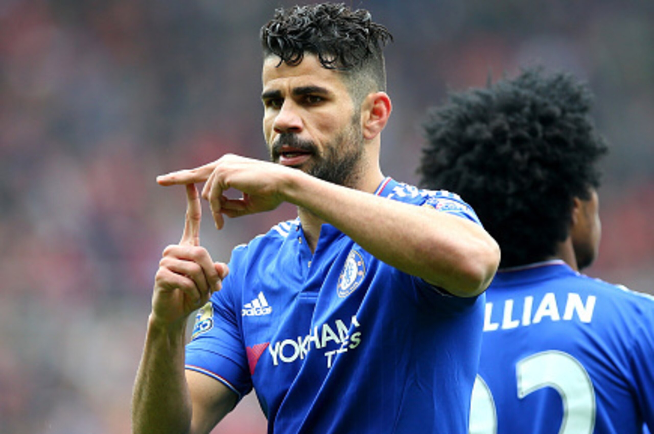 SUNDERLAND, ENGLAND - MAY 07:  Diego Costa of Chelsea celebrates scoring his team's first goal during the Barclays Premier League match between Sunderland and Chelsea at the Stadium of Light on May 7, 2016 in Sunderland, United Kingdom.  (Photo by Ian Mac