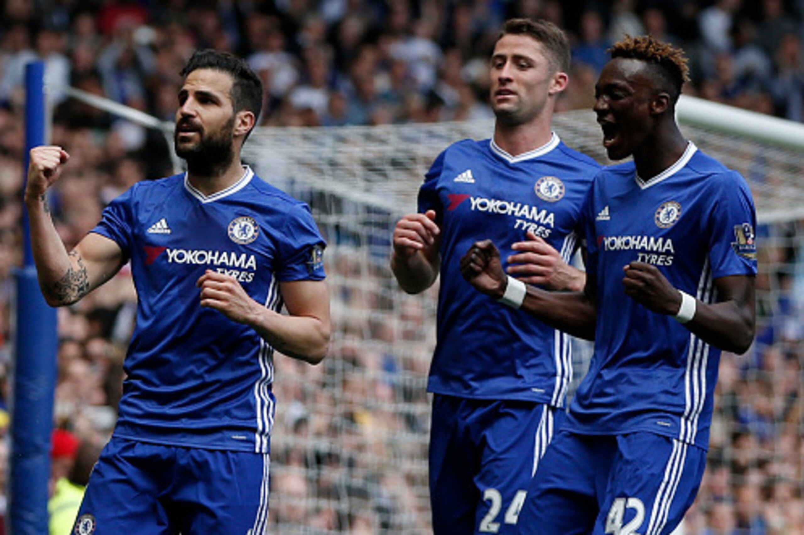Chelsea's Spanish midfielder Cesc Fabregas (L) celebrates after scoring a penalty during the English Premier League football match between Chelsea and Leicester City at Stamford Bridge in London on May 15, 2016. / AFP / ADRIAN DENNIS / RESTRICTED TO EDITO