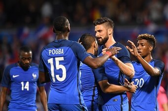 France's forward Olivier Giroud (2nd-R) is congratuled by teammates after scoring a goal during the friendly football match between France and Scotland, at the St Symphorien Stadium in Metz, Eastern France, on June 4, 2016.  / AFP / FRANCK FIFE        (Ph