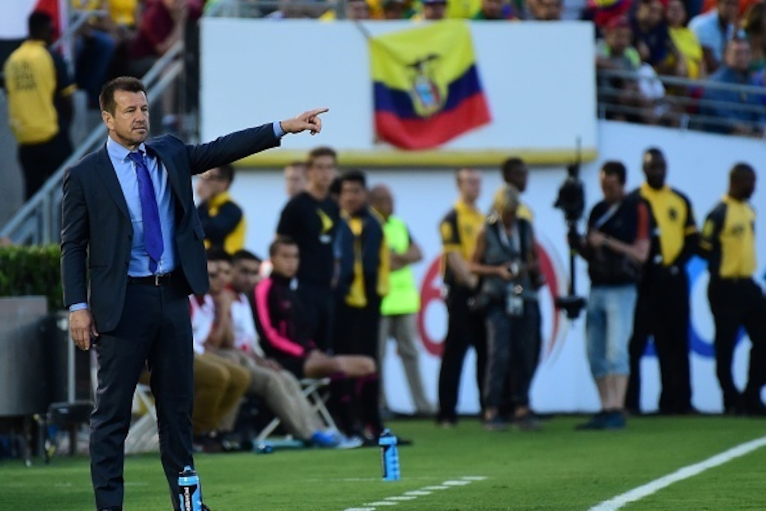 Brazil's coach Dunga gestures during their Copa America Centenario football tournament match, at the Rose Bowl stadium in Pasadena, California, United States, on June 4, 2016.  / AFP / Robyn Beck        (Photo credit should read ROBYN BECK/AFP/Getty Image