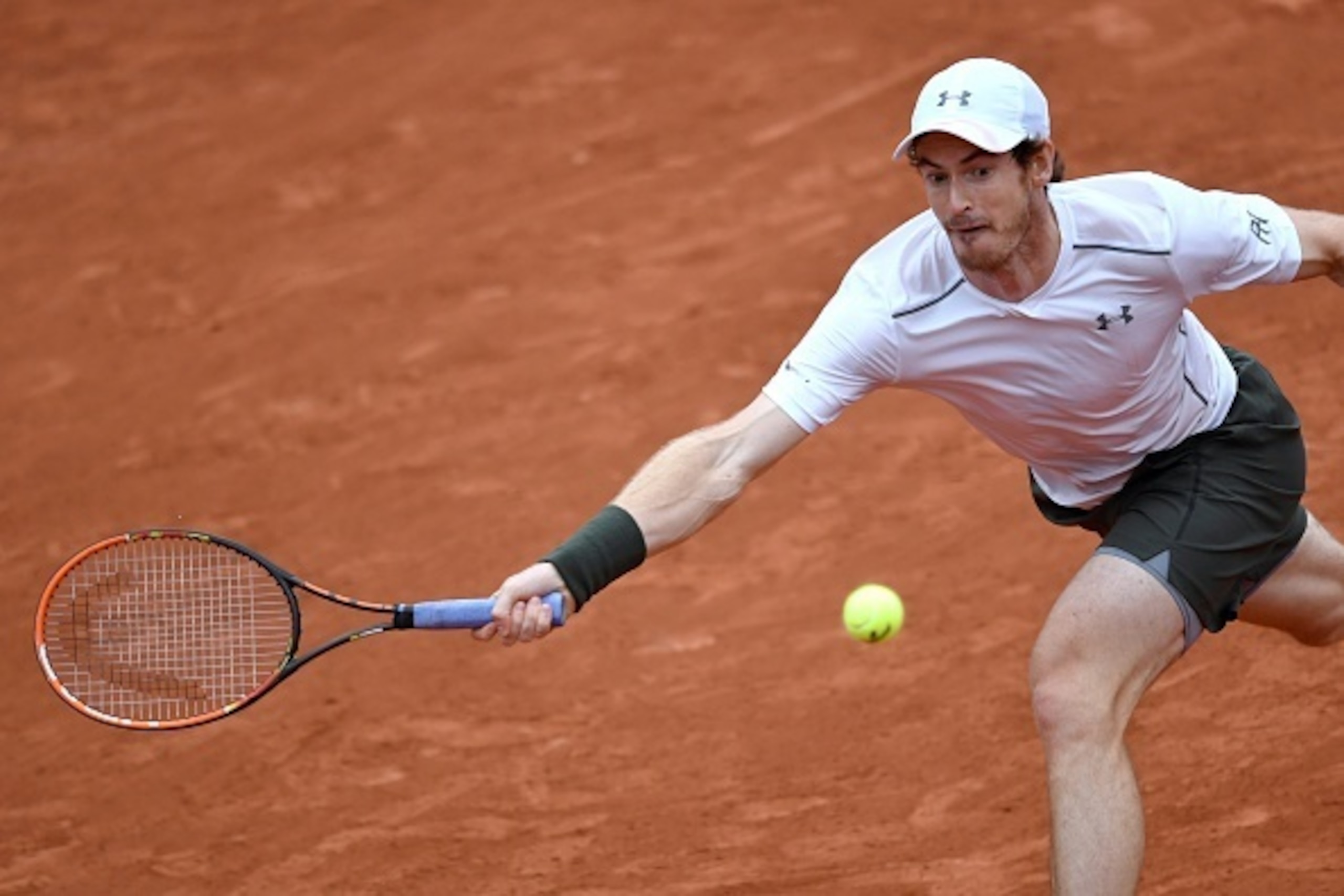 Britain's Andy Murray returns the ball to Switzerland's Stanislas Wawrinka during their men's semi-final match at the Roland Garros 2016 French Tennis Open in Paris on June 3, 2016. / AFP / PHILIPPE LOPEZ        (Photo credit should read PHILIPPE LOPEZ/AF