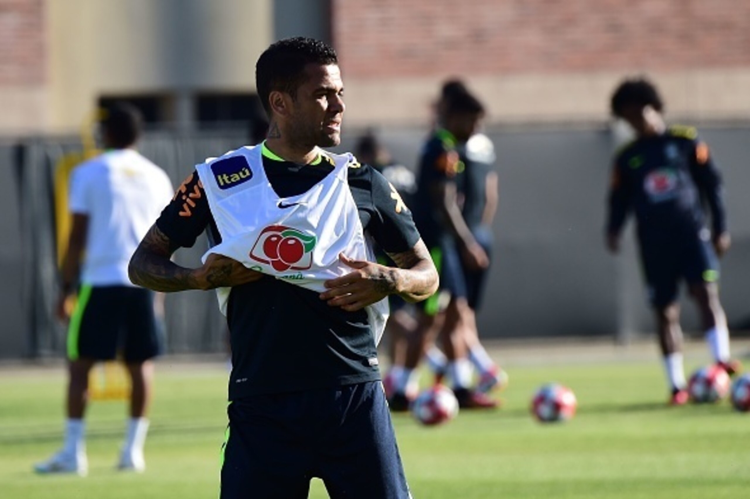 Brazilian national team player Dani Alves during a training session June 2, 2016 at the University of California, Los Angeles (UCLA) in preparation for the Copa America 2016, in Los Angeles. / AFP / ROBYN BECK        (Photo credit should read ROBYN BECK/A