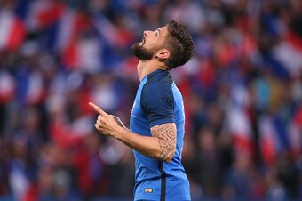 METZ, FRANCE - JUNE 4:  Olivier Giroud of France celebrates scoring the 1st goal for his team during the international friendly match between France and Scotland at Stade Saint Symphorien on June 4, 2016 in Metz, France. (Photo by Jean Catuffe/Getty Image