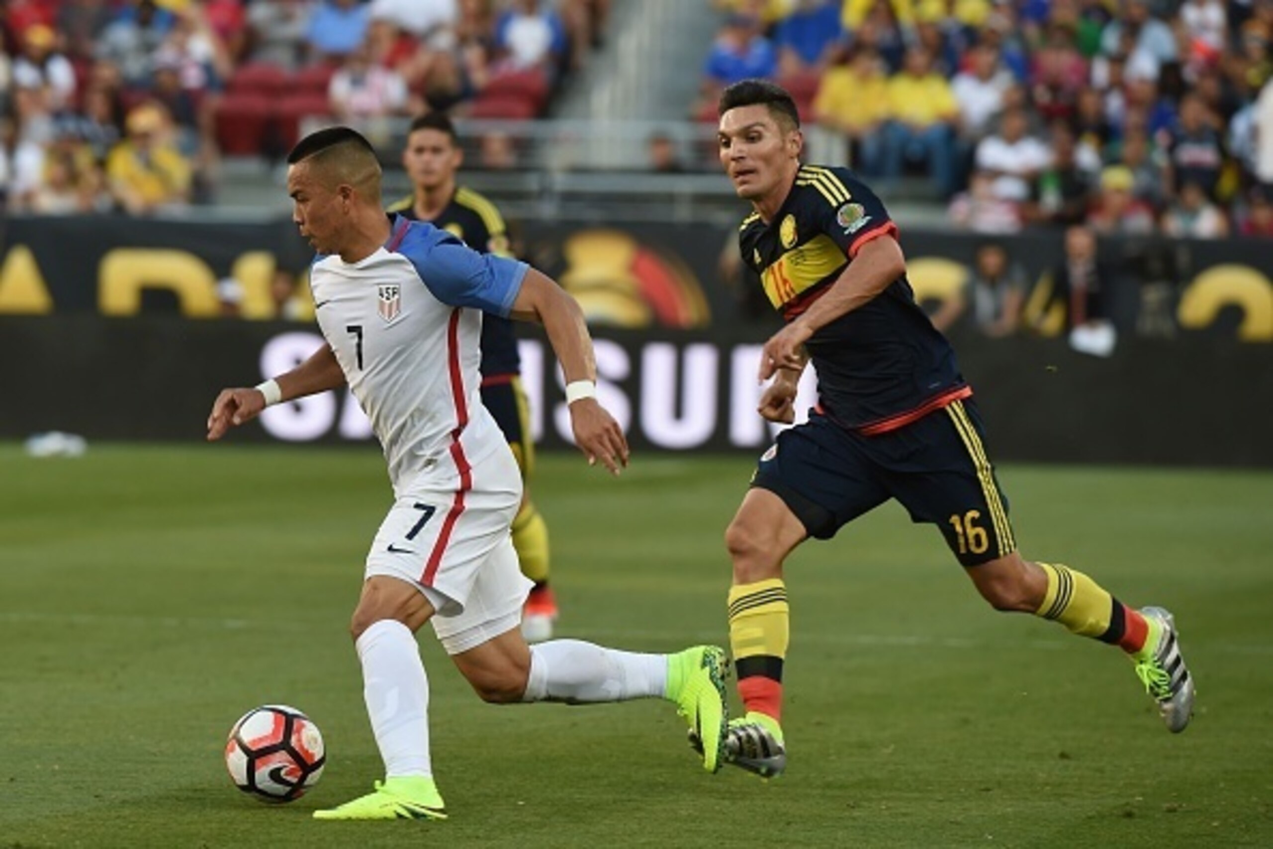 USA's Bobby Wood (L) drivs the ball past Colombia's Daniel Torres during the Copa America Centenario football tournament in Santa Clara, California, United States, on June 3, 2016. / AFP / MARK RALSTON        (Photo credit should read MARK RALSTON/AFP/Get