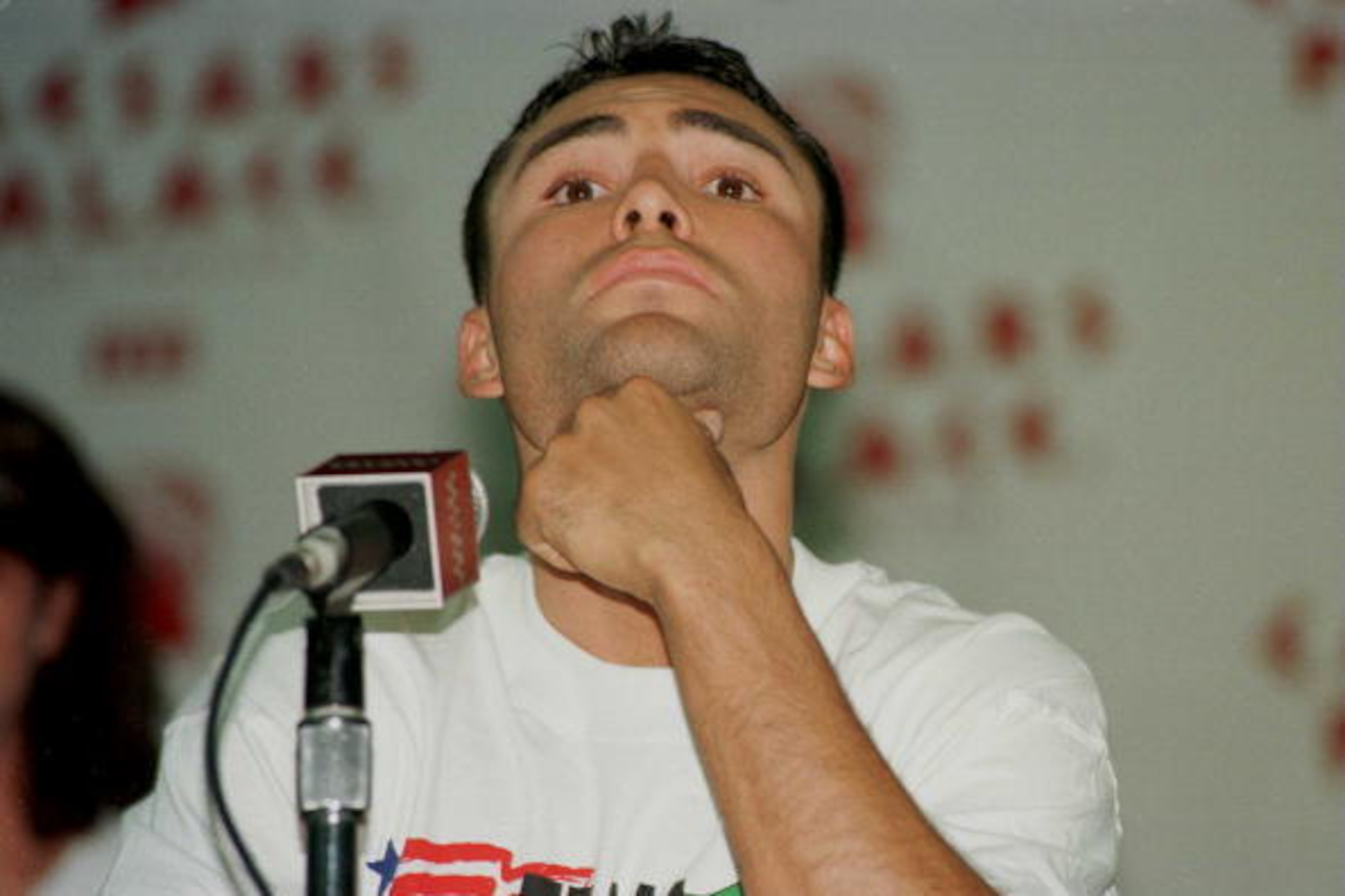 5 Jun 1996: Oscar De La Hoya during his final press conference before his upcoming WBC Super Lightweight title challenge against Julio Cesar Chavez at Caesar''s Palace in Las Vegas, Nevada. 5 Jun 1996: Oscar De La Hoya during his final press conference before his upcoming WBC Super Lightweight title challenge against Julio Cesar Chavez at Caesar''s Palace in Las Vegas, Nevada.