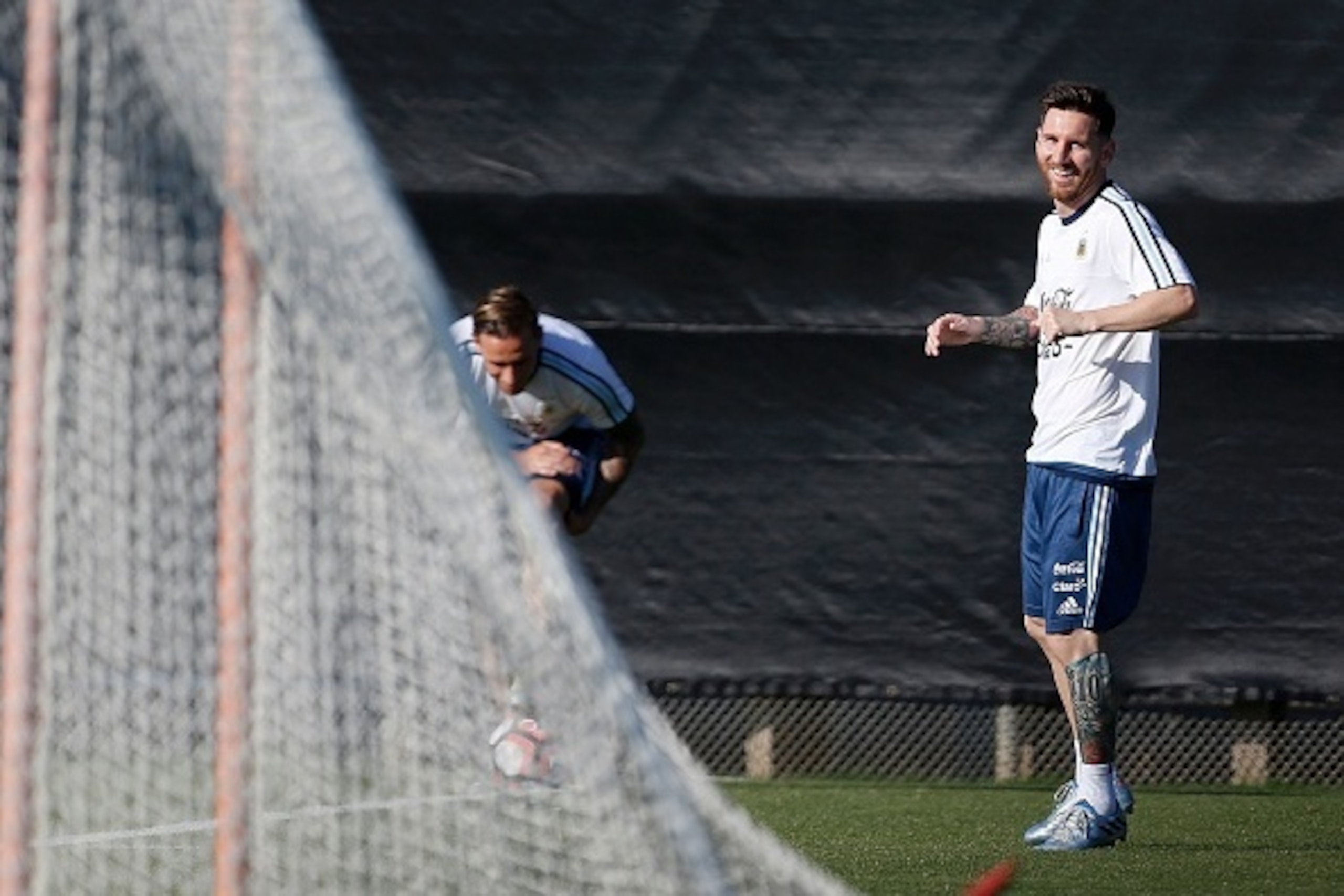 Lionel Messi practices during a training session of Argentina's National football team at San Jose State University in preparation for the Copa America 2016 on June 3, 2016 in San Jose, California. / AFP / Tony Avelar        (Photo credit should read TONY