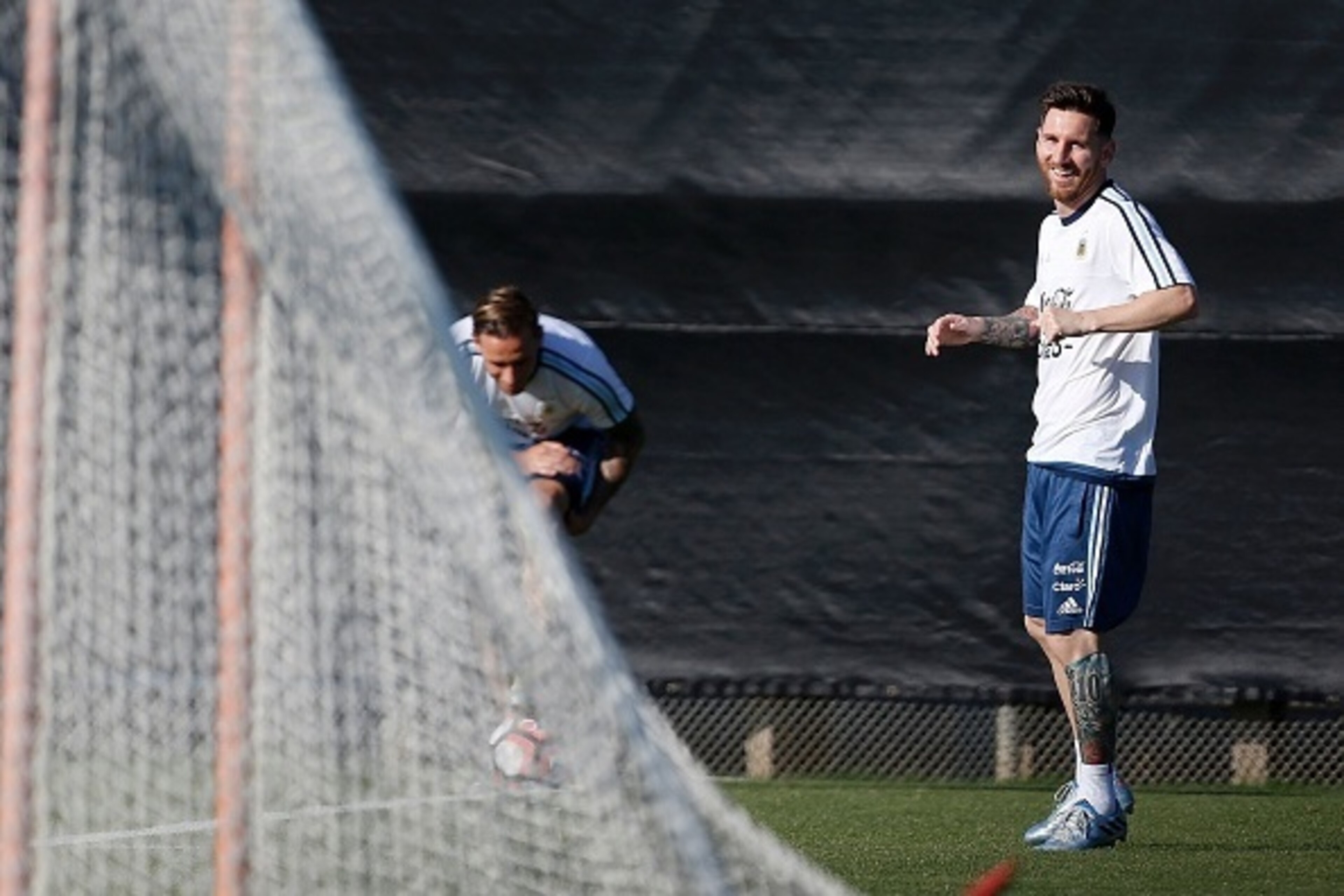 Lionel Messi practices during a training session of Argentina's National football team at San Jose State University in preparation for the Copa America 2016 on June 3, 2016 in San Jose, California. / AFP / Tony Avelar (Photo credit should read TONY Lionel Messi practices during a training session of Argentina's National football team at San Jose State University in preparation for the Copa America 2016 on June 3, 2016 in San Jose, California. / AFP / Tony Avelar (Photo credit should read TONY