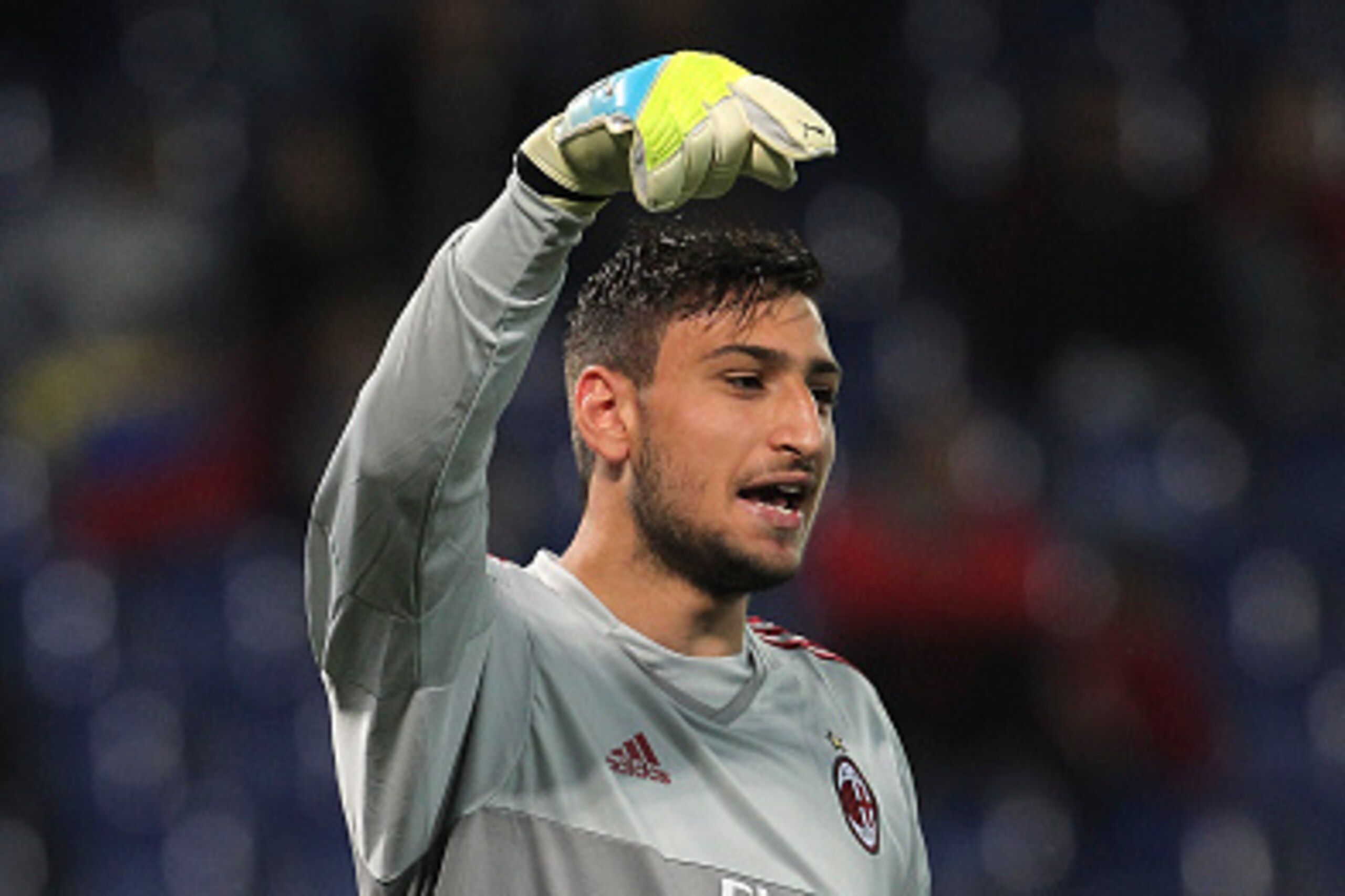 GENOA, ITALY - APRIL 17:  Gianluigi Donnarumma of AC Milan directs his defense during the Serie A match between UC Sampdoria and AC Milan at Stadio Luigi Ferraris on April 17, 2016 in Genoa, Italy.  (Photo by Marco Luzzani/Getty Images)