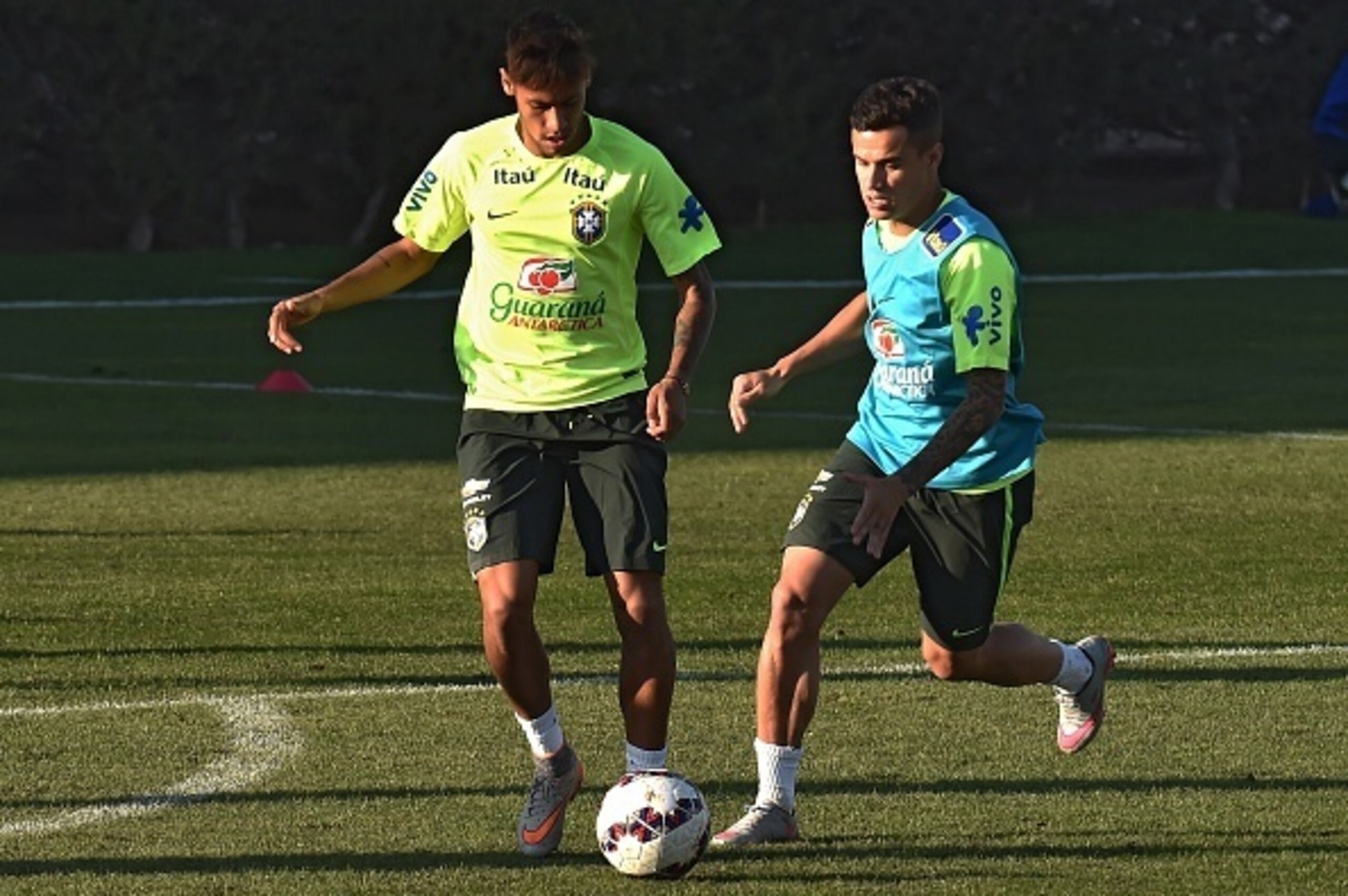 Brazilian player Neymar (L) and Philippe Coutinho (R) take part in a training session at the Azul training center in Santiago, Chile, during the 2015 Copa America football Championship on June 20, 2015. AFP PHOTO / Nelson ALMEIDA        (Photo credit shou