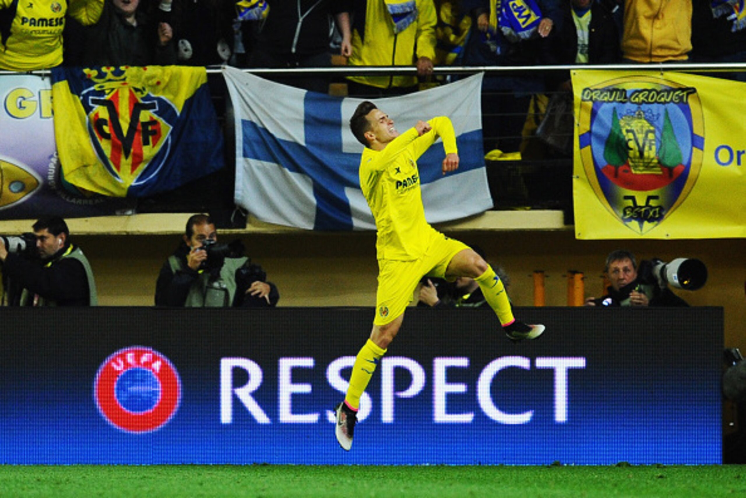 VILLARREAL, SPAIN - APRIL 28:  Denis Suarez of Villarreal celebrates as Adrian Lopez  of Villarreal scores thie first goal during the UEFA Europa League semi final first leg match between Villarreal CF and Liverpool at Estadio El Madrigal on April 28, 201