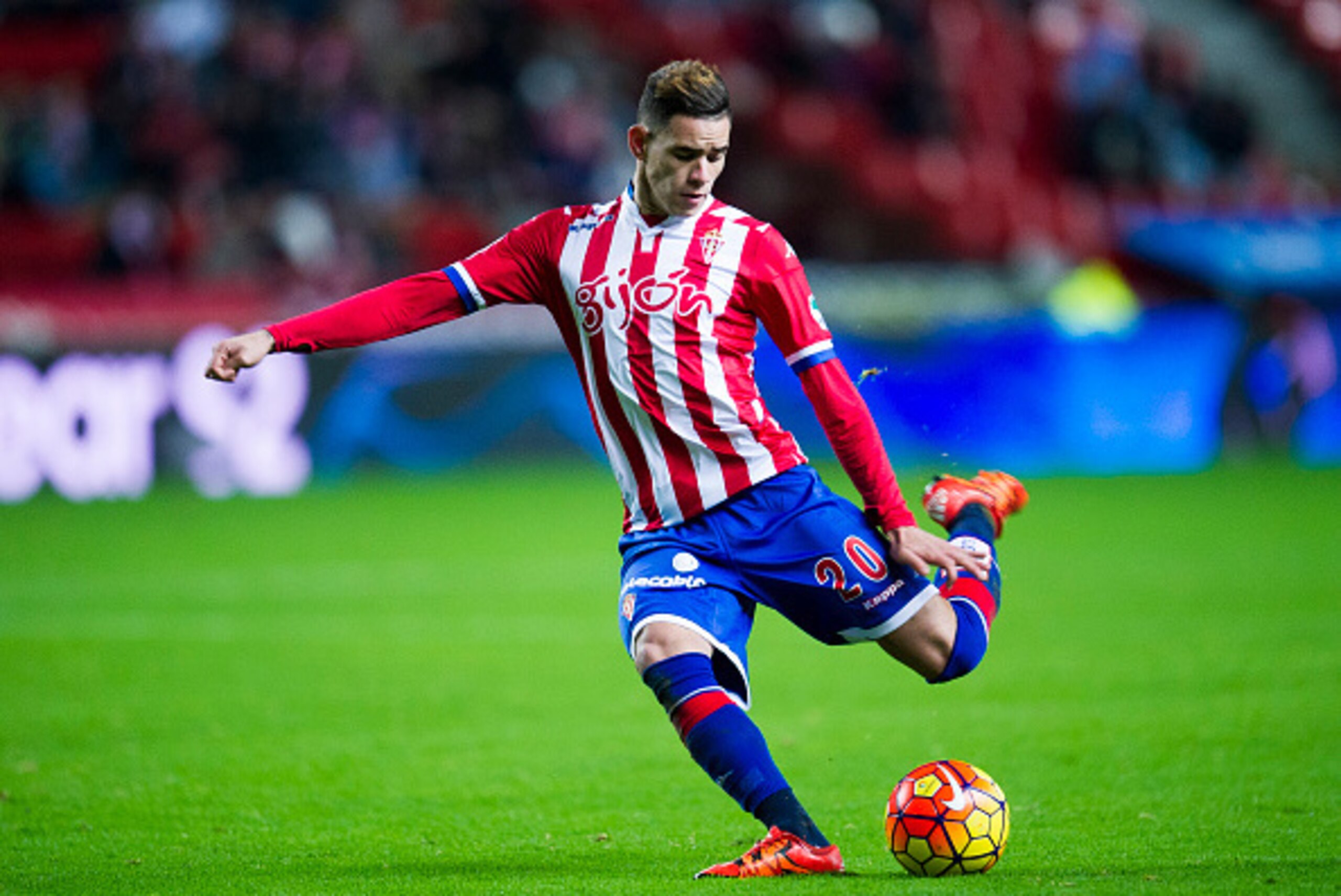 GIJON, SPAIN - JANUARY 04: Arnaldo Sanabria of Real Sporting de Gijon controls the ball during the La Liga match between Real Sporting de Gijon and Getafe CF at Estadio El Molinon on January 4, 2016 in Gijon, Spain.  (Photo by Juan Manuel Serrano Arce/Get