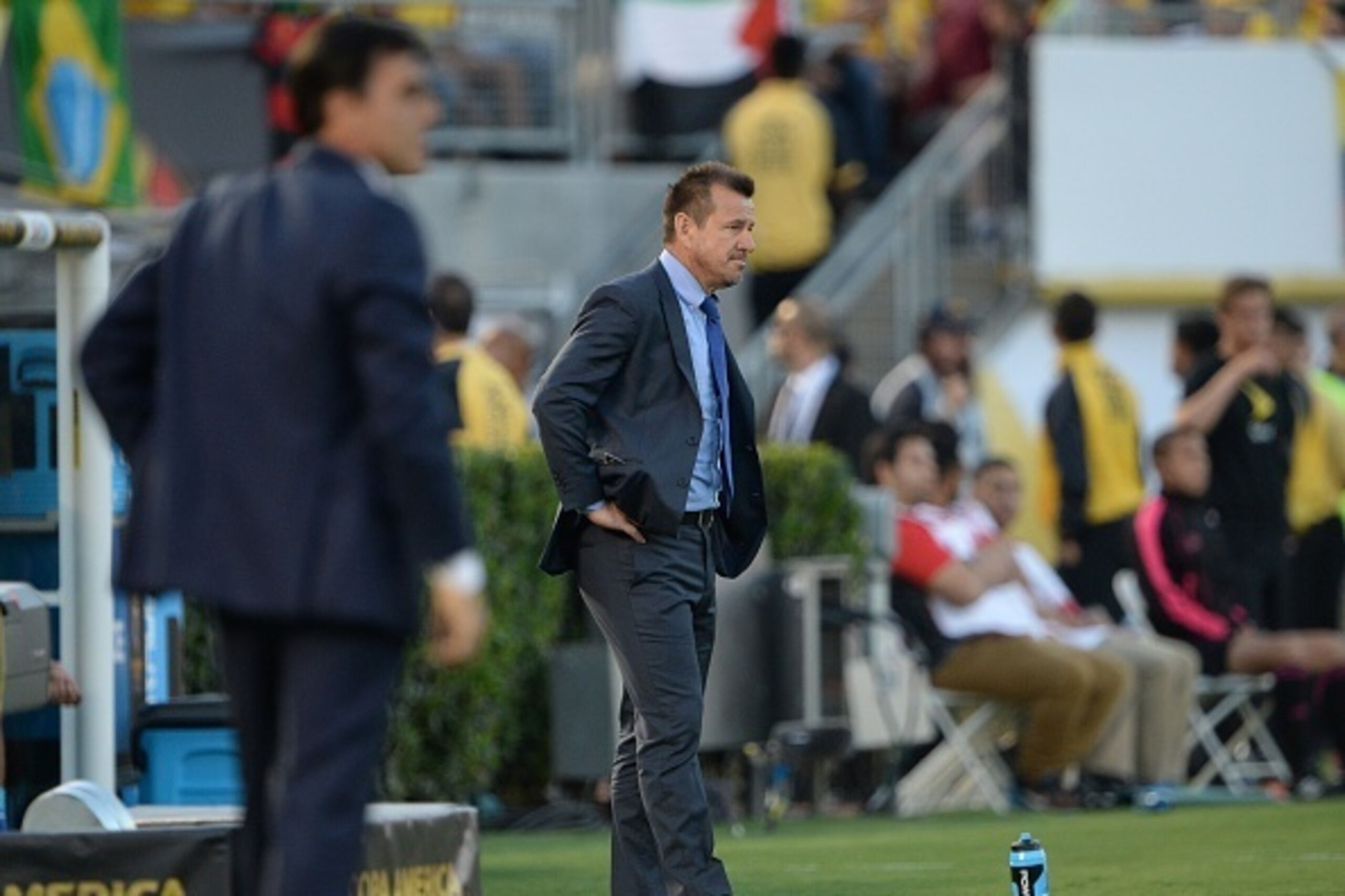 Brazil's coach Dunga gestures during their Copa America Centenario football tournament match, at the Rose Bowl stadium in Pasadena, California, United States, on June 4, 2016.  / AFP / Robyn Beck        (Photo credit should read ROBYN BECK/AFP/Getty Image