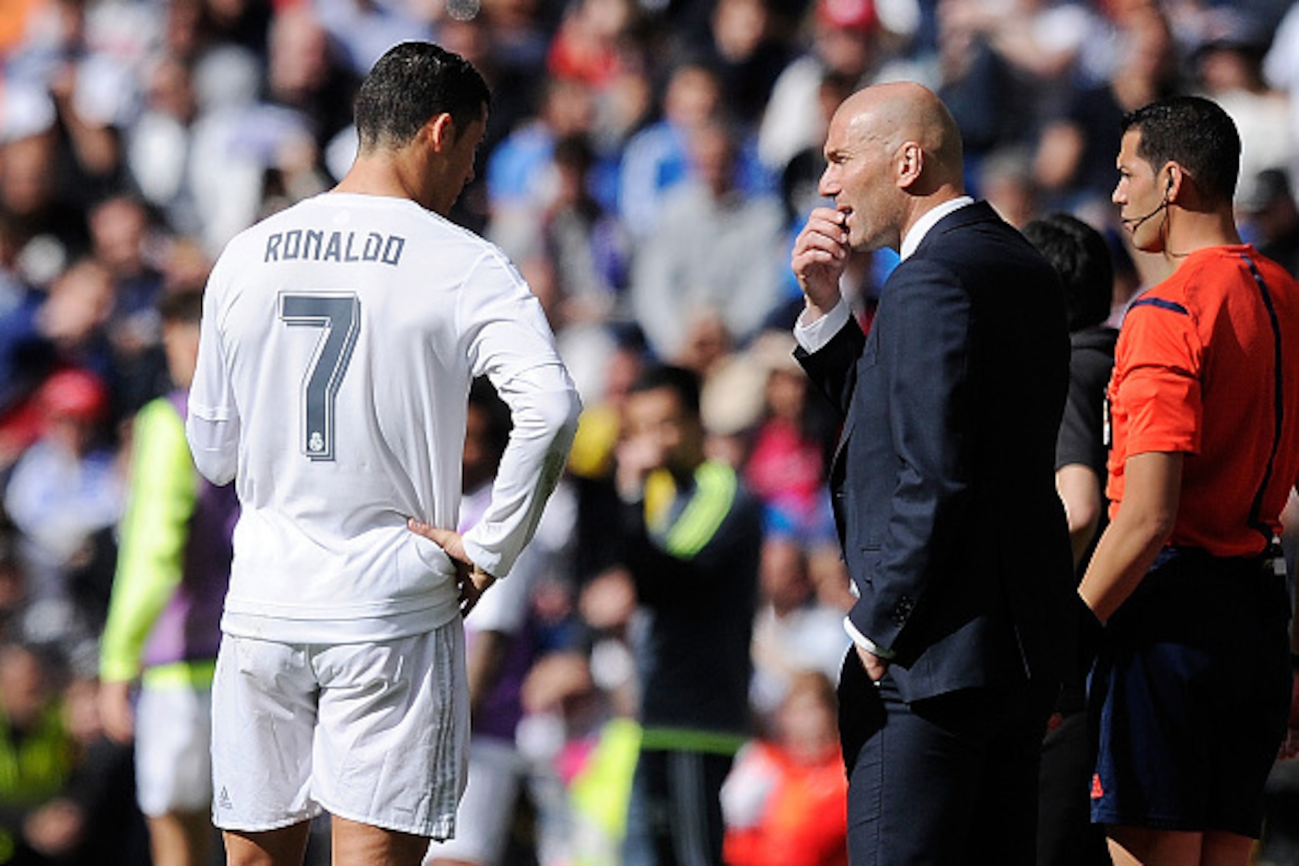 MADRID, SPAIN - APRIL 09:  Real Madrid manager Zinedine Zidane has a word with Cristiano Ronaldo of Real Madrid  during the La Liga match between Real Madrid and Eibar at Estadio Santiago Bernabeu on April 9, 2016 in Madrid, Spain.  (Photo by Denis Doyle/