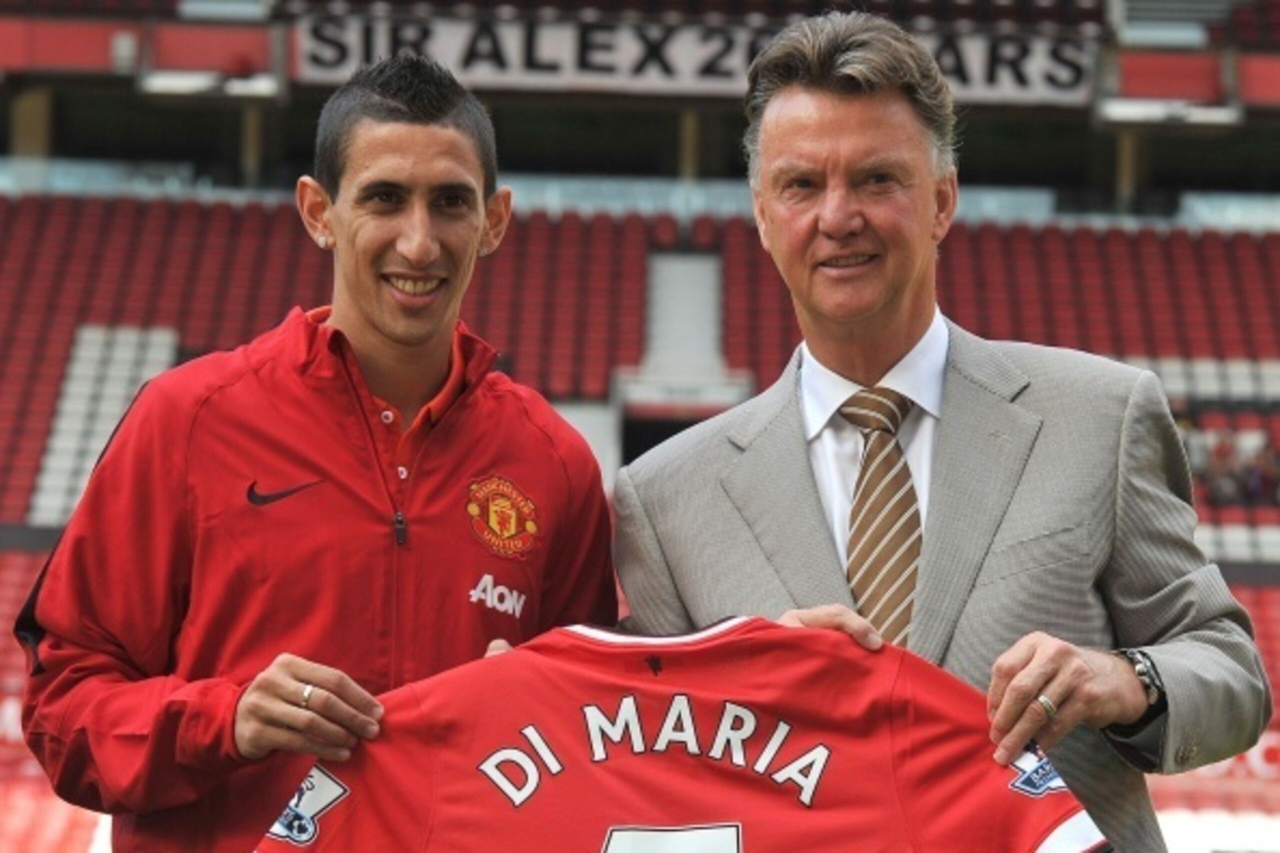 Manchester United's Dutch manager Louis van Gaal (R) and Manchester United's newly-signed Argentinian midfielder Angel di Maria (L) pose with his number 7 shirt during an official presentation on the pitch at Old Trafford in Manchester, north-west England Manchester United's Dutch manager Louis van Gaal (R) and Manchester United's newly-signed Argentinian midfielder Angel di Maria (L) pose with his number 7 shirt during an official presentation on the pitch at Old Trafford in Manchester, north-west England