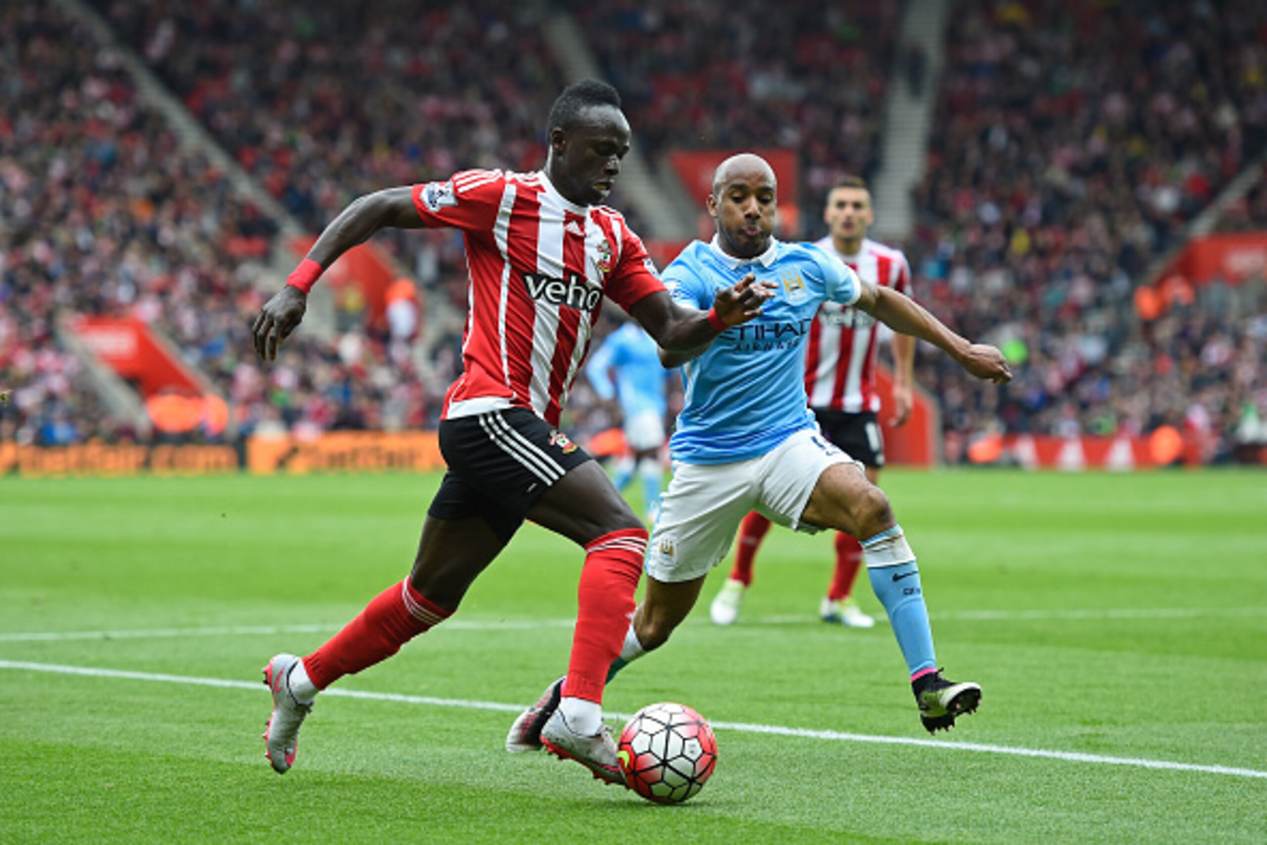 SOUTHAMPTON, ENGLAND - MAY 01:  Sadio Mane of Southampton takes on Fabian Delph of Manchester City during the Barclays Premier League match between Southampton and Manchester City at St Mary's Stadium on May 1, 2016 in Southampton, England.  (Photo by Mik