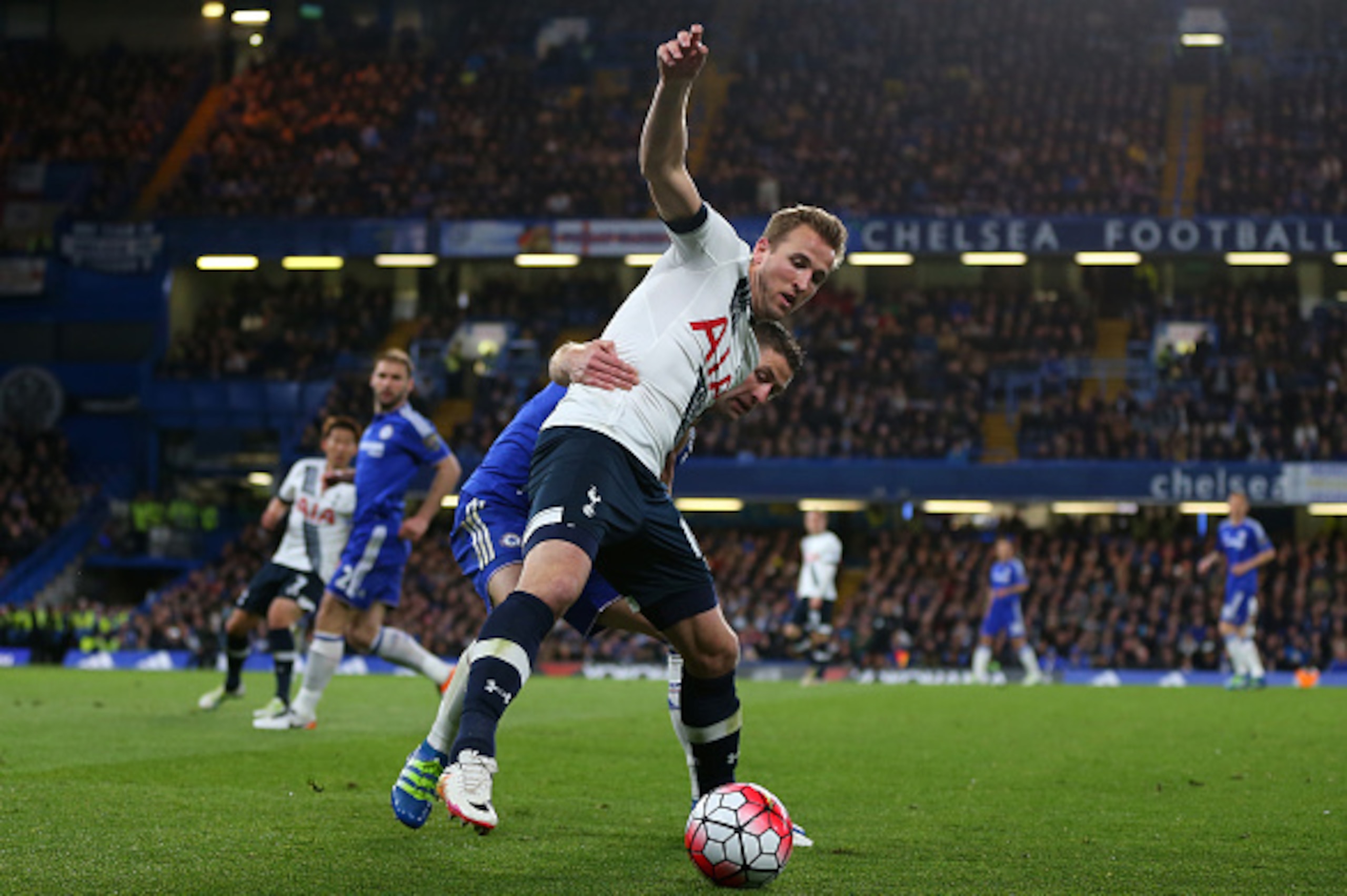 LONDON, ENGLAND - MAY 02 :  Harry Kane of Tottenham Hotspur and Gary Cahill of Chelsea during the Barclays Premier League match between Chelsea and Tottenham Hotspur at Stamford Bridge on May 2, 2016 in London, England.  (Photo by Catherine Ivill - AMA/Ge