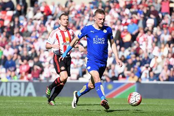 SUNDERLAND, UNITED KINGDOM - APRIL 10:  Jamie Vardy of Leicester City scores their second goal during the Barclays Premier League match between Sunderland and Leicester City at the Stadium of Light on April 10, 2016 in Sunderland, England.  (Photo by Mich