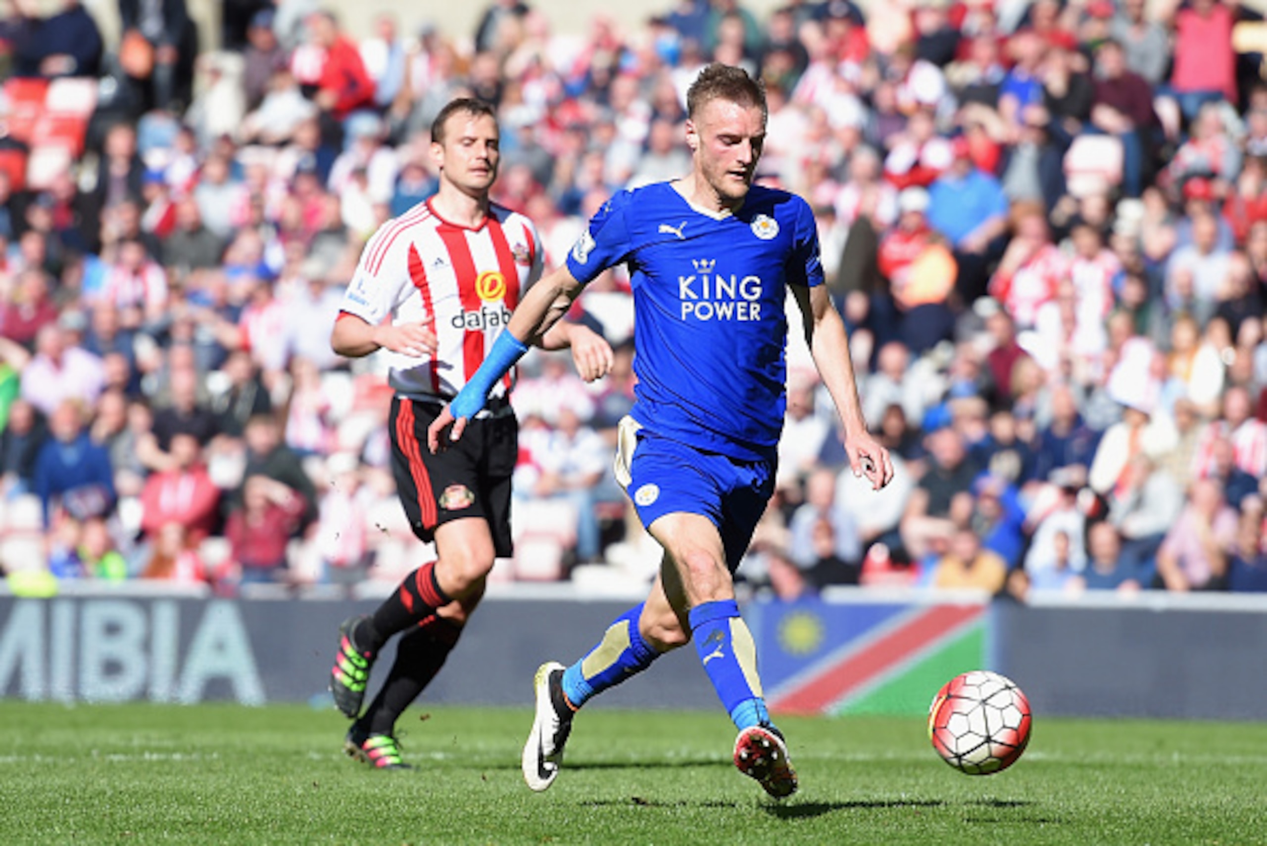 SUNDERLAND, UNITED KINGDOM - APRIL 10:  Jamie Vardy of Leicester City scores their second goal during the Barclays Premier League match between Sunderland and Leicester City at the Stadium of Light on April 10, 2016 in Sunderland, England.  (Photo by Mich