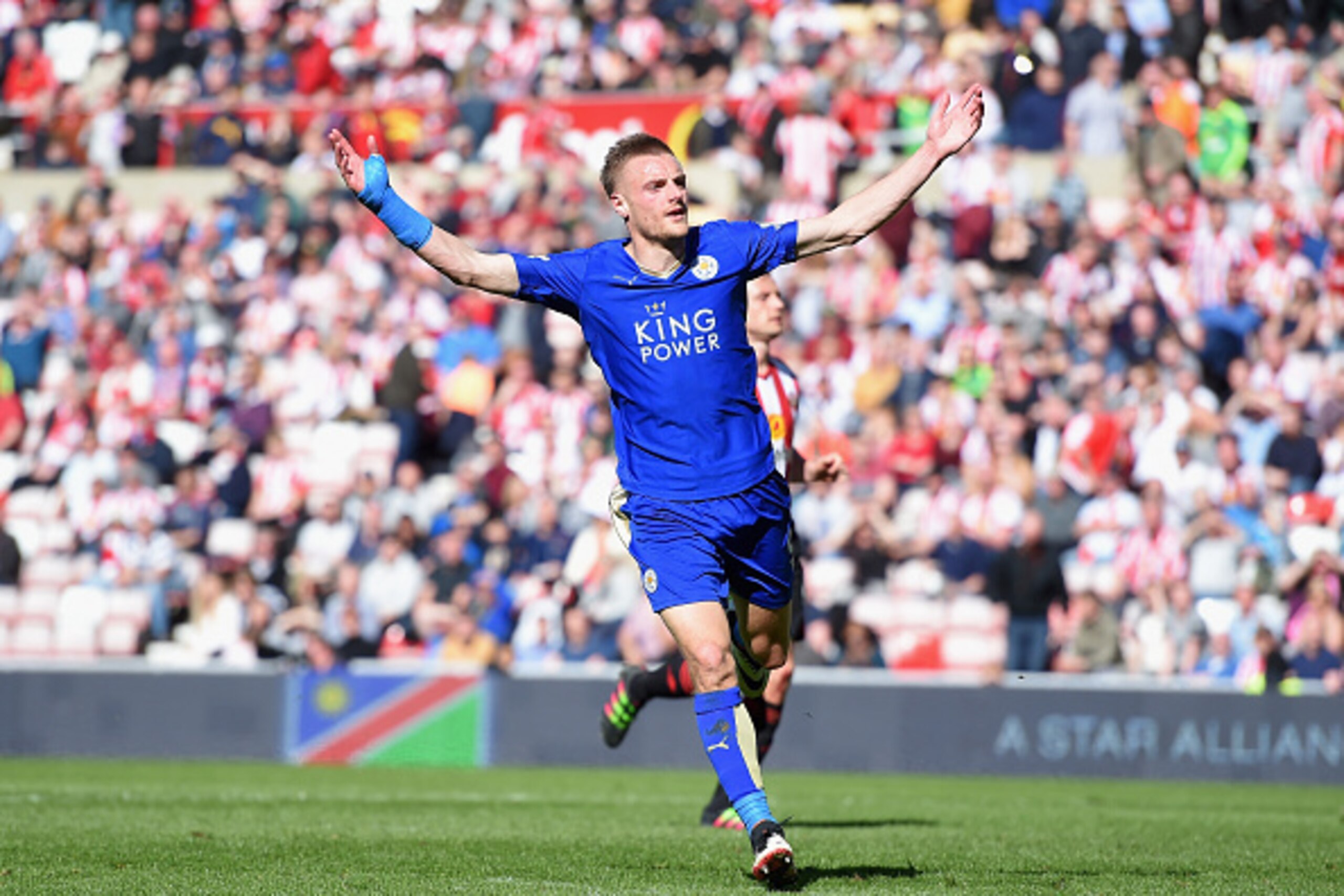 SUNDERLAND, UNITED KINGDOM - APRIL 10:  Jamie Vardy of Leicester City celebrates as he scores their second goal during the Barclays Premier League match between Sunderland and Leicester City at the Stadium of Light on April 10, 2016 in Sunderland, England