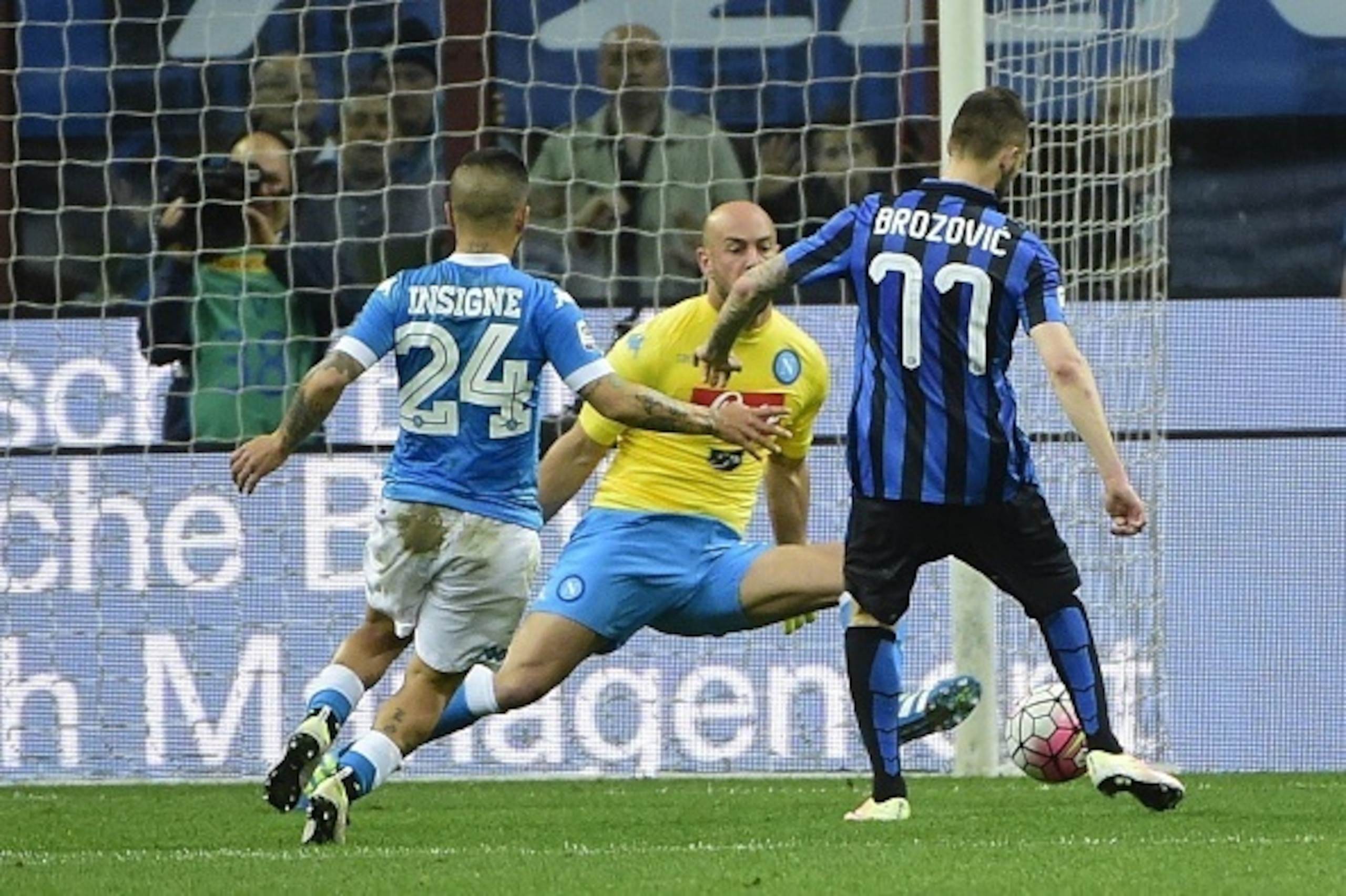 Inter Milan's midfielder from Croatia Marcelo Brozovic (R) scores against Napoli's goalkeeper from Spain Pepe Reina during the Italian Serie A football match Inter Milan vs Naples on April 16, 2016 at the San Siro Stadium in Milan. / AFP / OLIVIER MORIN  