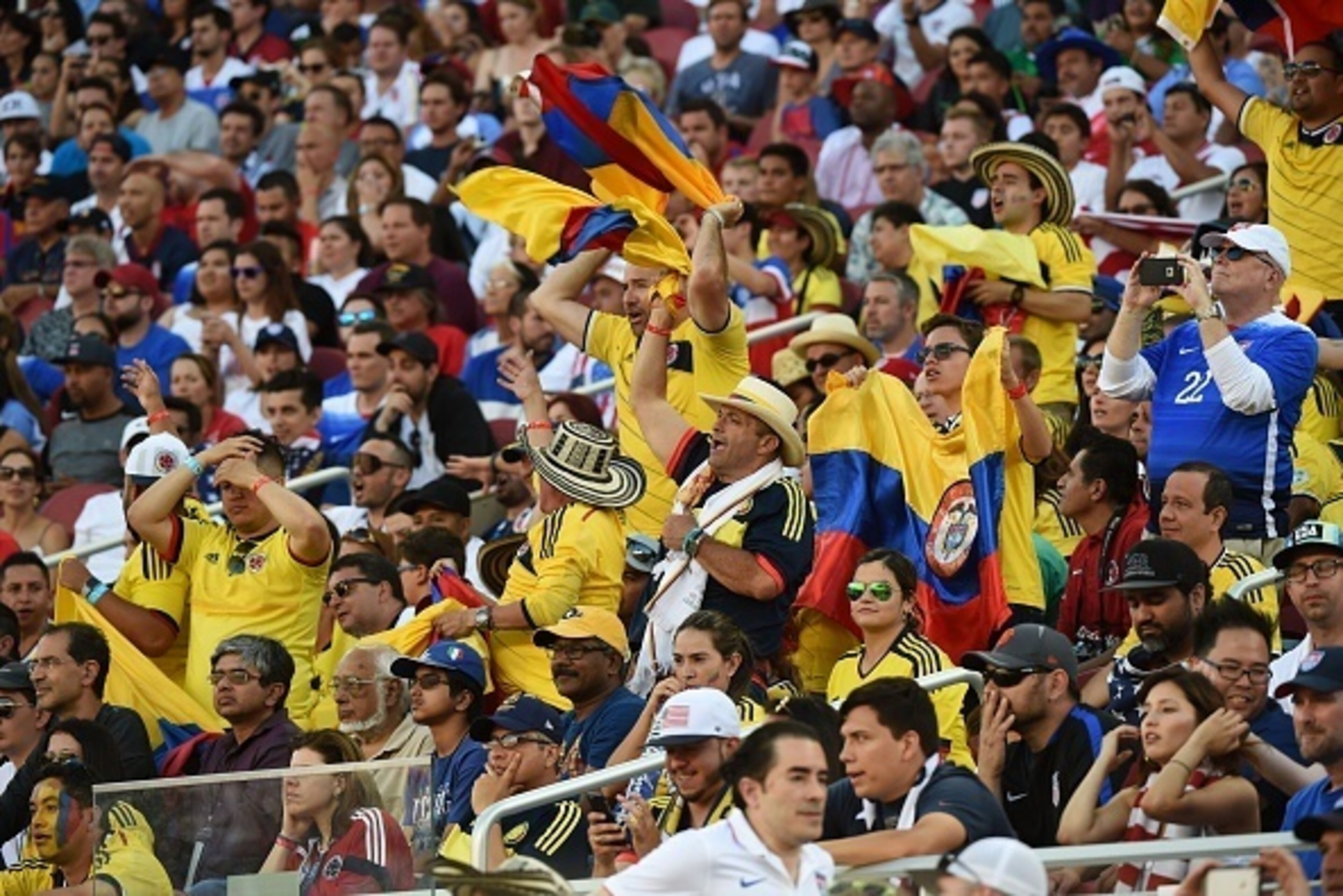 Supporters of Colombia watch the Copa America Centenario football tournament match between Colombia and the USA in Santa Clara, California, United States, on June 3, 2016. / AFP / MARK RALSTON        (Photo credit should read MARK RALSTON/AFP/Getty Images