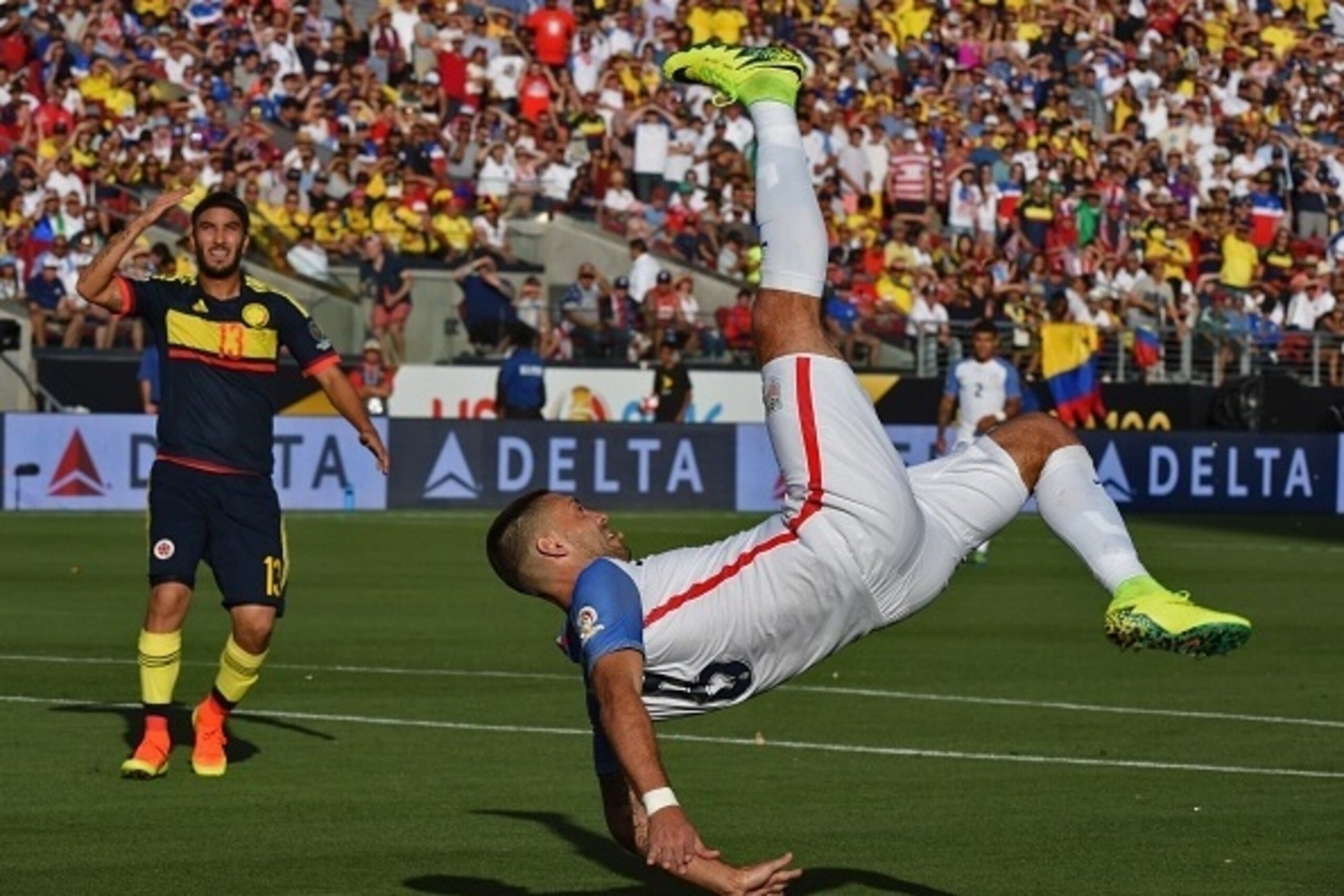 USA's Clint Dempsey (R) kicks the ball as Colombia's Sebastian Perez looks on during the Copa America Centenario football tournament in Santa Clara, California, United States, on June 3, 2016. / AFP / MARK RALSTON        (Photo credit should read MARK RAL