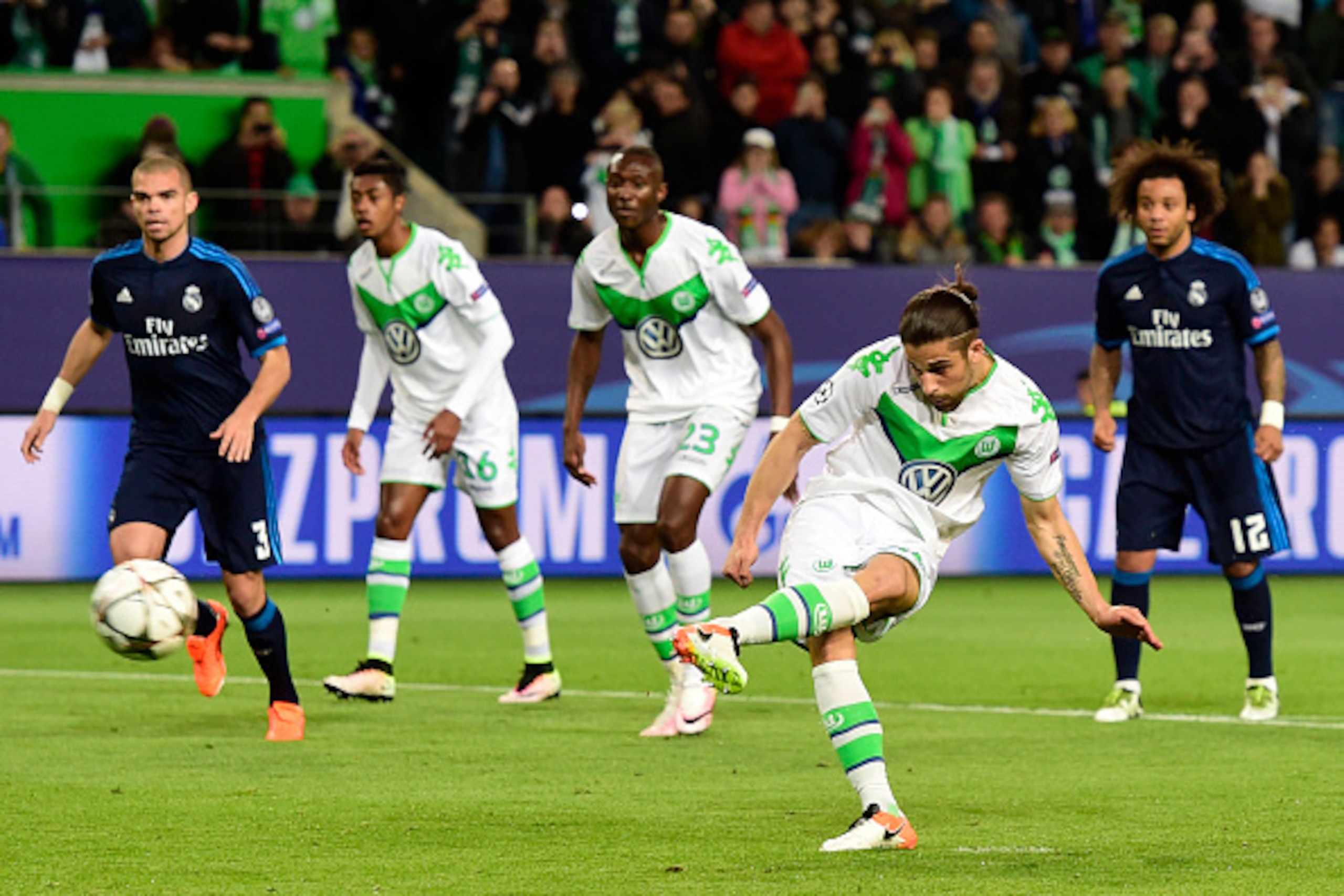 Wolfsburg's Swiss defender Ricardo Rodriguez scores a penalty kick during the UEFA Champions League quarter-final, first-leg football match between VfL Wolfsburg and Real Madrid on April 6, 2016 in Wolfsburg, northern Germany.  / AFP / John MACDOUGALL    