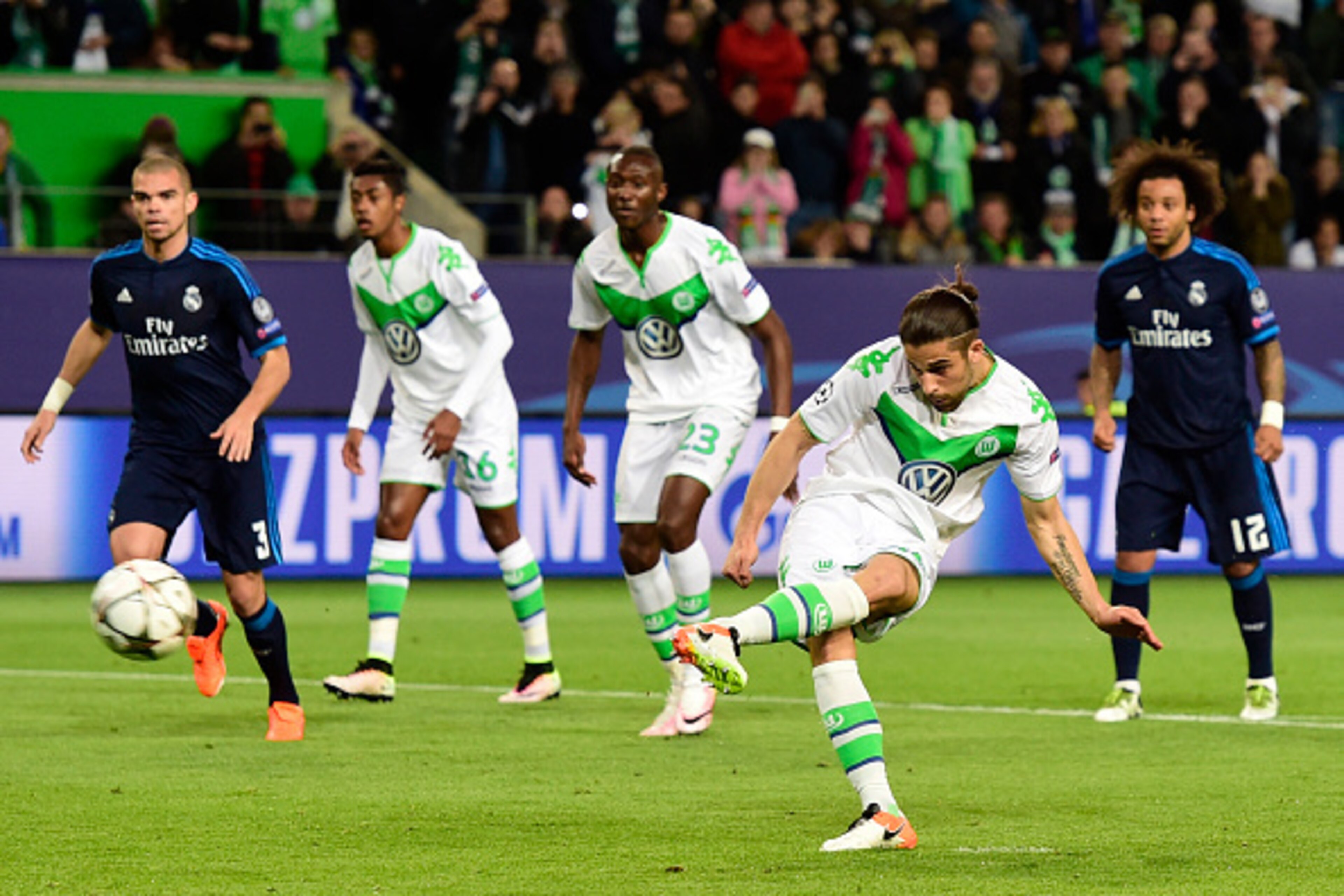 Wolfsburg's Swiss defender Ricardo Rodriguez scores a penalty kick during the UEFA Champions League quarter-final, first-leg football match between VfL Wolfsburg and Real Madrid on April 6, 2016 in Wolfsburg, northern Germany.  / AFP / John MACDOUGALL    