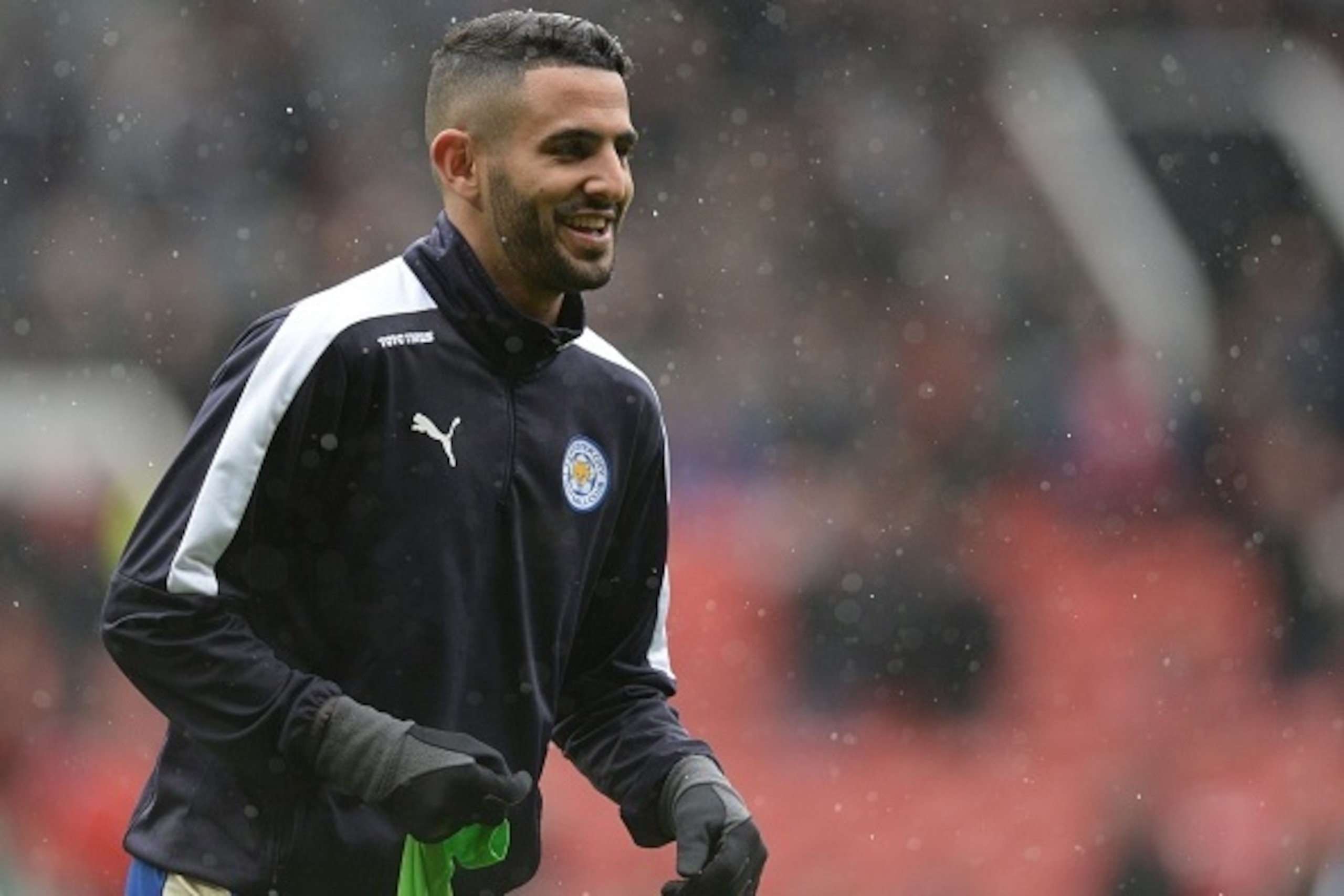 Leicester City's Algerian midfielder Riyad Mahrez warms up before the English Premier League football match between Manchester United and Leicester City at Old Trafford in Manchester, north west England, on May 1, 2016. / AFP / OLI SCARFF / RESTRICTED TO 