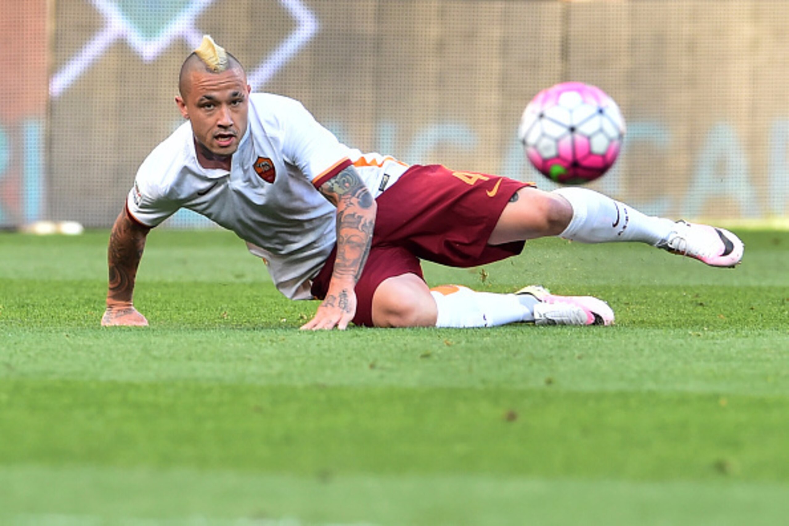 Roma's Belgian midfielder Radja Nainggolan eyes the ball during the Italian Serie A football match between Genoa and AS Roma at Luigi Ferraris Stadium in Genoa on May 2, 2016.  / AFP / GIUSEPPE CACACE        (Photo credit should read GIUSEPPE CACACE/AFP/G
