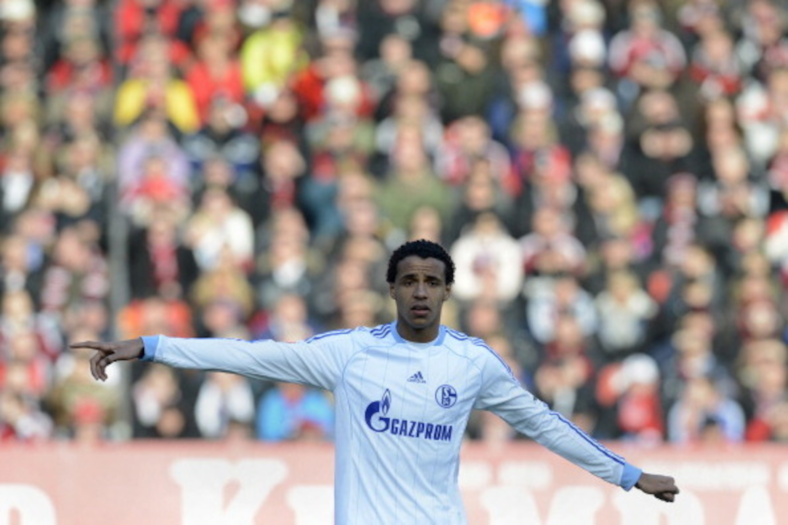 Schalke's Cameroonian defender Joel Matip reacts during the German first division Bundesliga football match FC Nuremberg vs FC Schalke 04 on March 16, 2013 in Nuremberg, western Germany. AFP PHOTO / CHRISTOF STACHE


DFL RULES TO LIMIT THE ONLINE USAGE DU