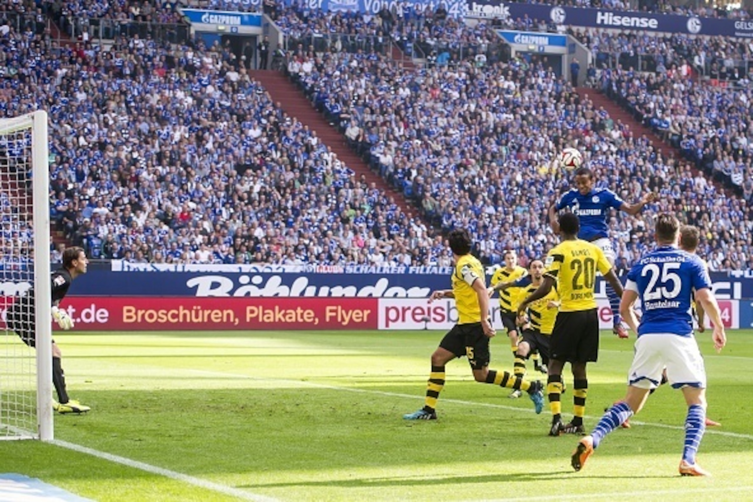 (L-R) goalkeeper Roman Weidenfeller of Borussia Dortmund, Mats Hummels of Borussia Dortmund, Kevin Groskreutz of Borussia Dortmund, Neven Subotic of Borussia Dortmund, Adrian Ramos of Borussia Dortmund, Joel Matip of Schalke 04, Klaas Jan Huntelaar of Sch