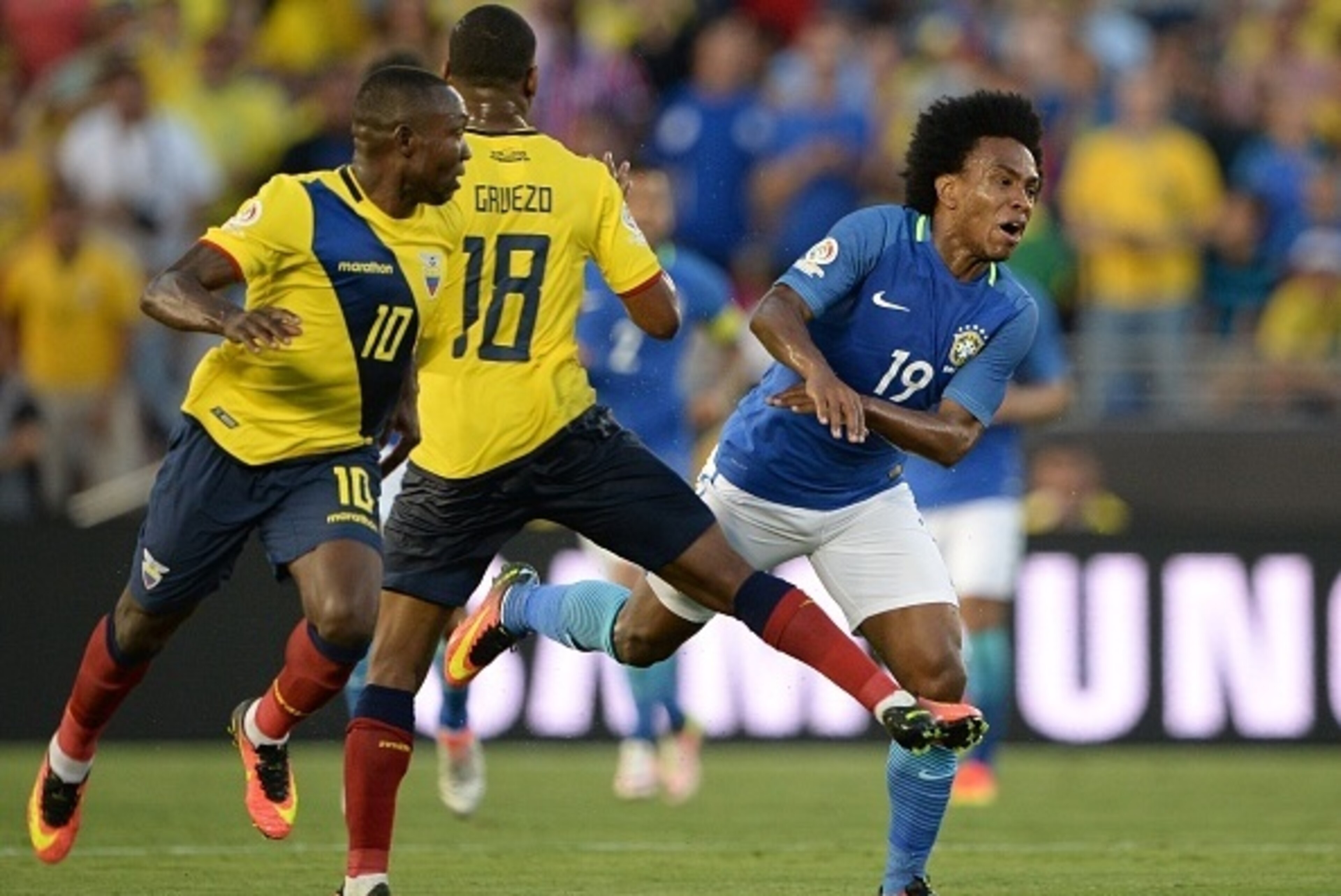 Brazil's Willian is fouled by Ecuador's Carlos Gruezo during their Copa America Centenario football tournament match, at the Rose Bowl stadium in Pasadena, California, United States, on June 4, 2016.  / AFP / Robyn Beck        (Photo credit should read RO
