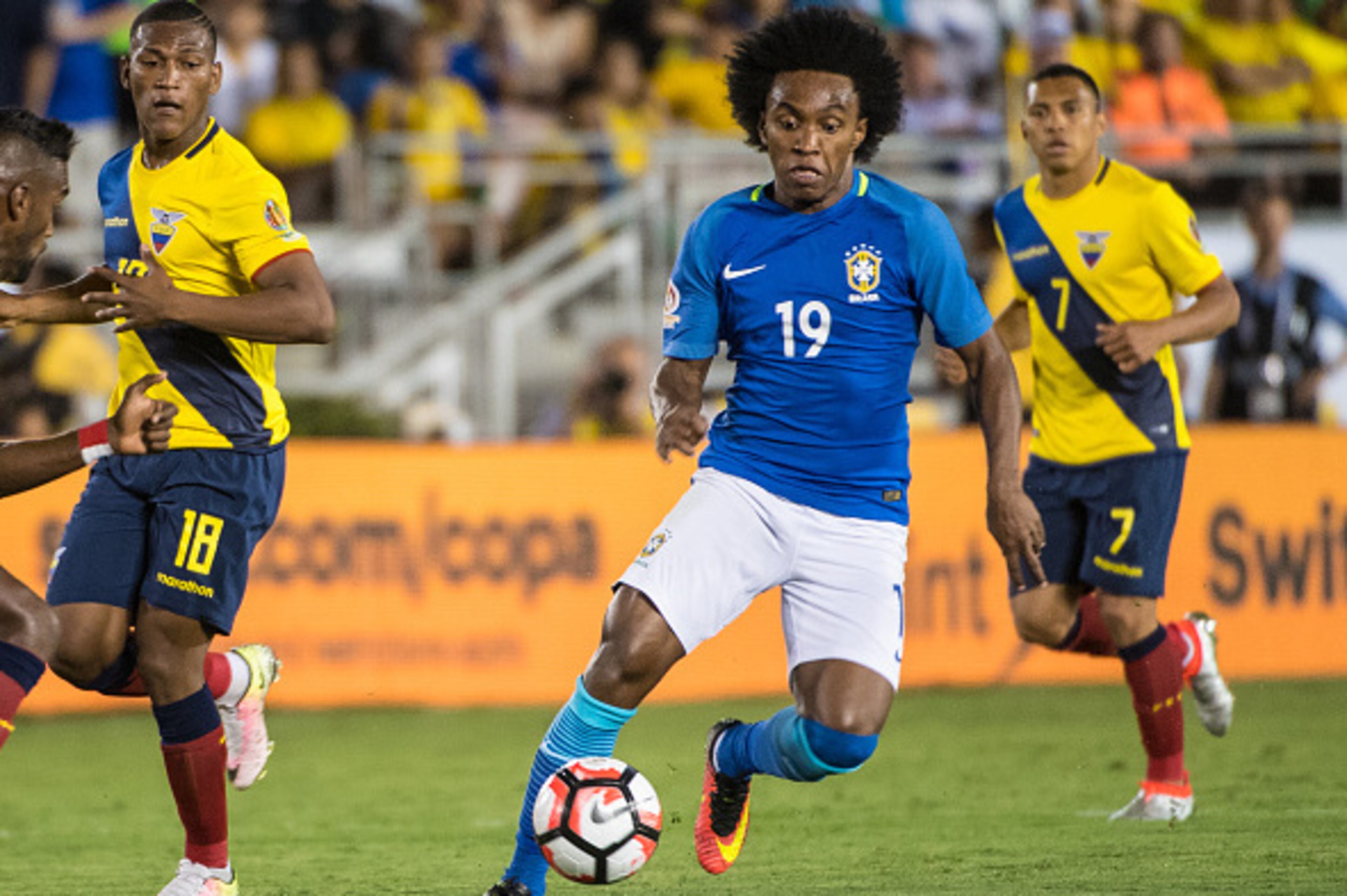 PASADENA, CA - JUNE 4: Willian #19 of Brazil dribbles upfield during the Copa America Centenario Group B match between Brazil and Ecuador at the Rose Bowl on June 4, 2016 in Pasadena, California. The final score was 0-0 (Photo by Shaun Clark/Getty Images)