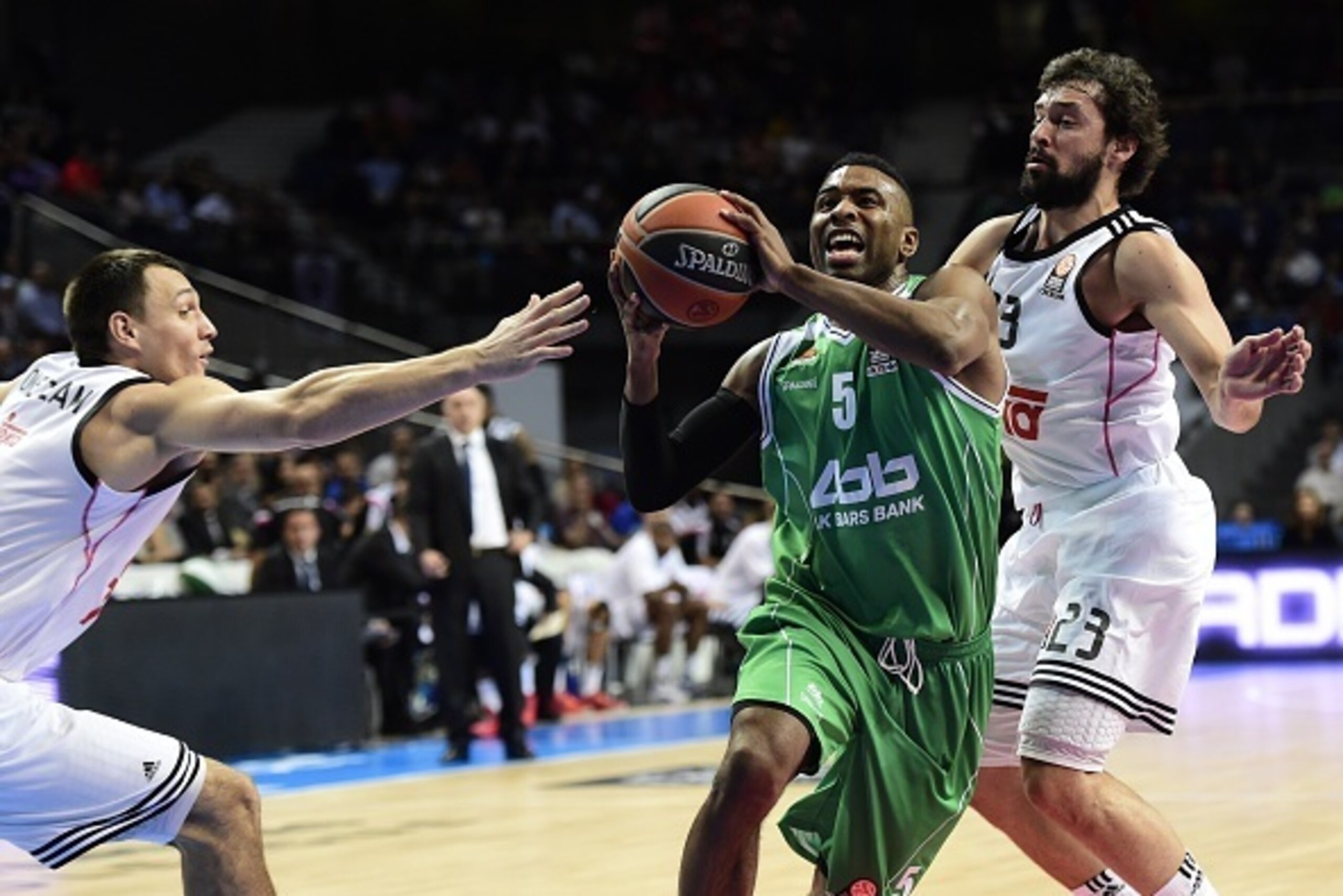 Unics Kazan's US guard Keith Langford (C) vies with Real Madrid's guard Sergio Llull (R) and Real Madrid's Lithuanian forward Jonas Maciulis during the Euroleague basketball Group A Real Madrid vs Unics Kazan at the Palacio de Deportes in Madrid on Novemb