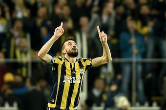 Fenerbahce's Mehmet Topal celebrates after scoring a goal during the UEFA Europa League round of 16 football match between Fenerbahce and Braga on March 10, 2016 at Fenerbahce Ulker Sukru Saracoglu stadium  in Istanbul.  / AFP / OZAN KOSE        (Photo cr