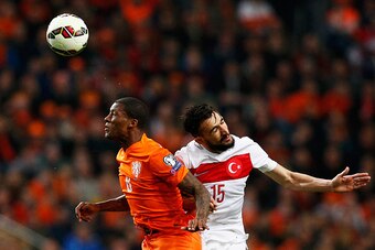 AMSTERDAM, NETHERLANDS - MARCH 28:  Georginio Wijnaldum of Netherlands and Mehmet Topal of Turkey battle for the ball during the UEFA EURO 2016 qualifier match bewteen the Netherlands and Turkey held at Amsterdam Arena on March 28, 2015 in Amsterdam, Neth