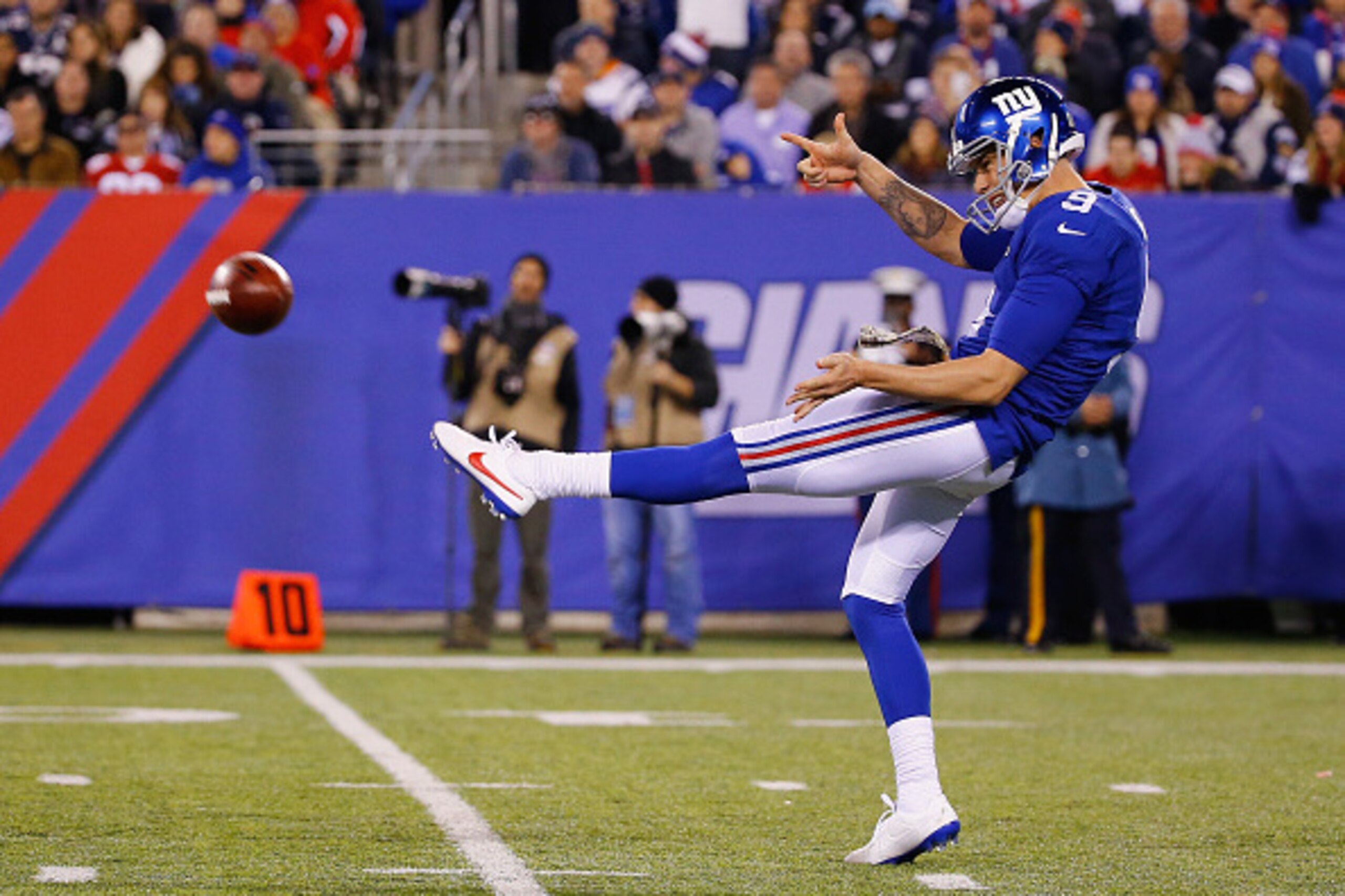 EAST RUTHERFORD, NJ - NOVEMBER 15:   Brad Wing #9 of the New York Giants punts against the New England Patriots during their game at MetLife Stadium on November 15, 2015 in East Rutherford, New Jersey.  (Photo by Al Bello/Getty Images)