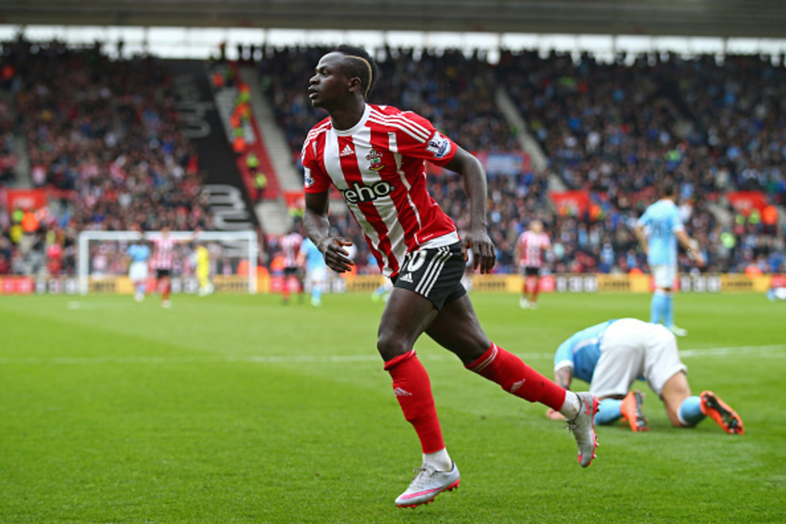 SOUTHAMPTON, ENGLAND - MAY 01:  Sadio Mane of Southampton celebrate as he scores his third goal and his team's fourth during the Barclays Premier League match between Southampton and Manchester City at St Mary's Stadium on May 1, 2016 in Southampton, Engl
